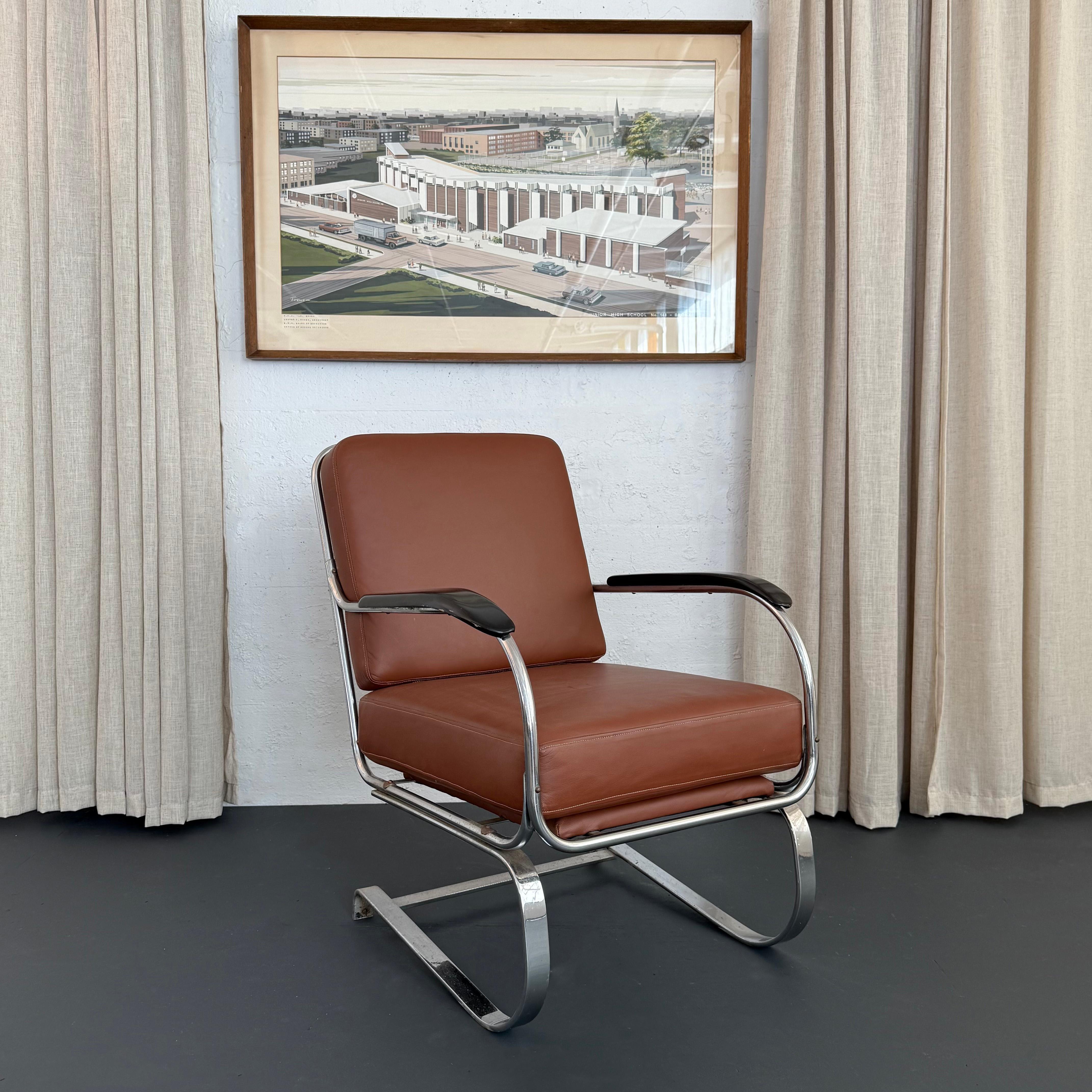 Ce fauteuil de salon de l'âge des machines a été conçu par KEM Weber pour Lloyds vers le début des années 1940. Il est doté d'une structure tubulaire en porte-à-faux et d'une barre plate en chrome, qui donnent à la chaise un beau rebond, avec des