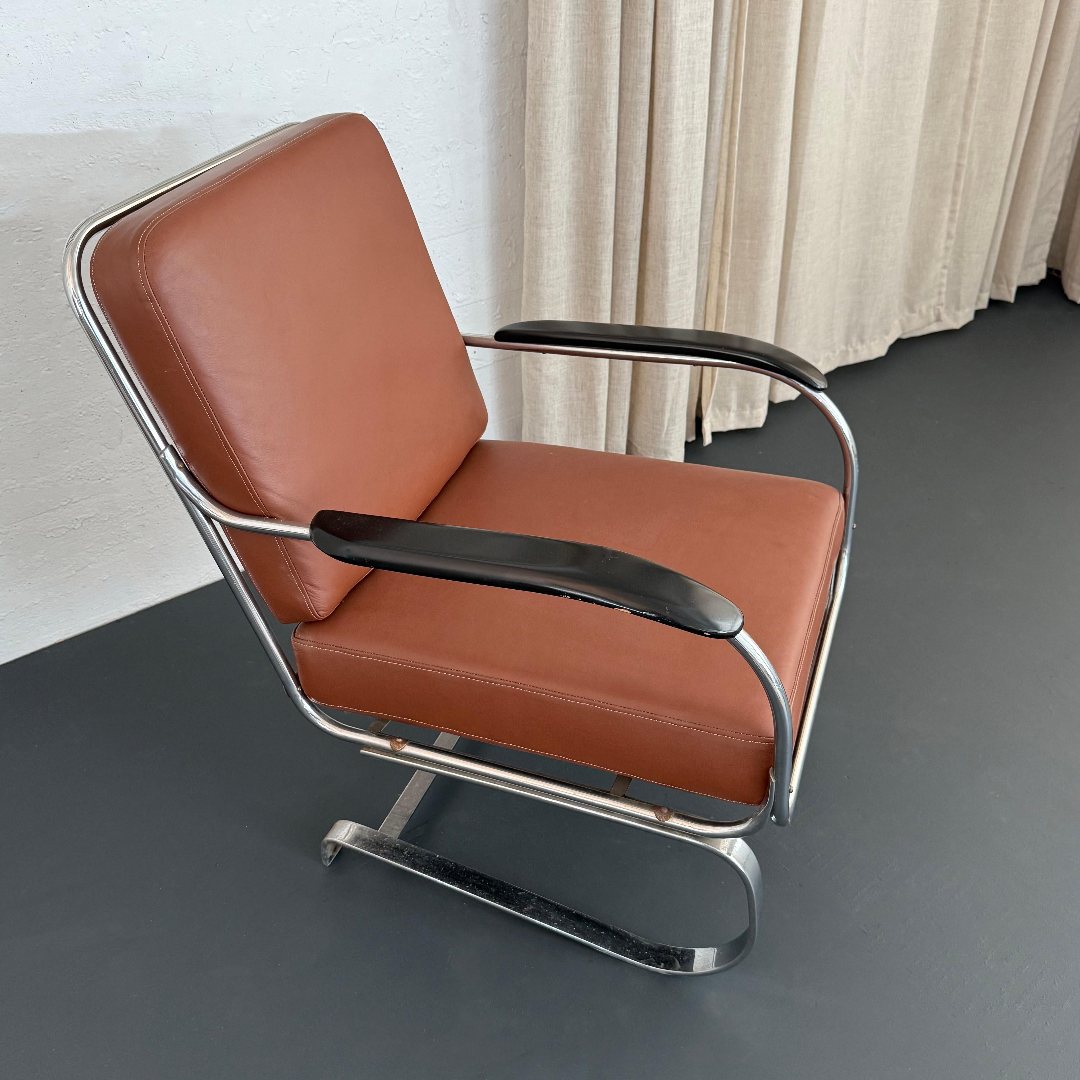 Américain Chaise longue en cuir et chrome de Machine Age par Kem Weber en vente