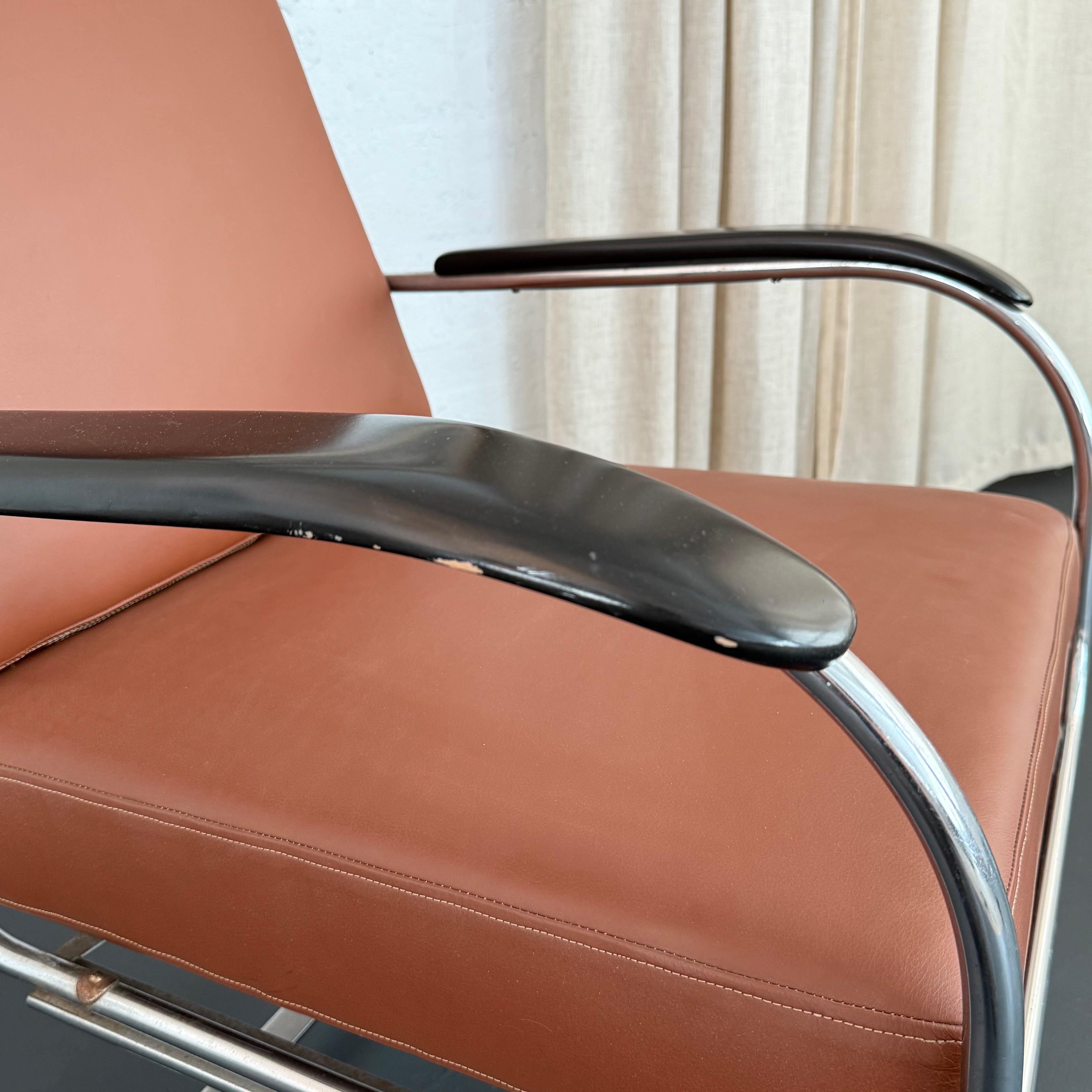 Laqué Chaise longue en cuir et chrome de Machine Age par Kem Weber en vente