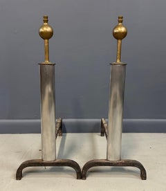 Andirones de acero pulido y latón de la Edad de la Máquina, principios del siglo XX