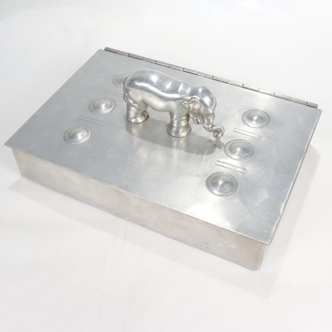 Boîte de table en aluminium signée Machine Age avec poignée en forme d'éléphant par Palmer Smith en vente 3