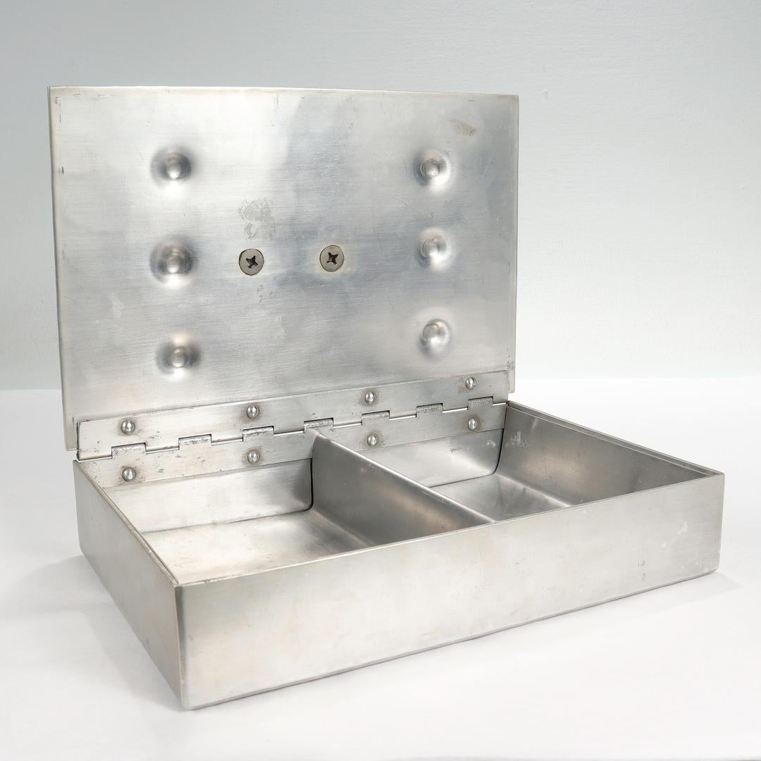 Boîte de table en aluminium signée Machine Age avec poignée en forme d'éléphant par Palmer Smith en vente 4