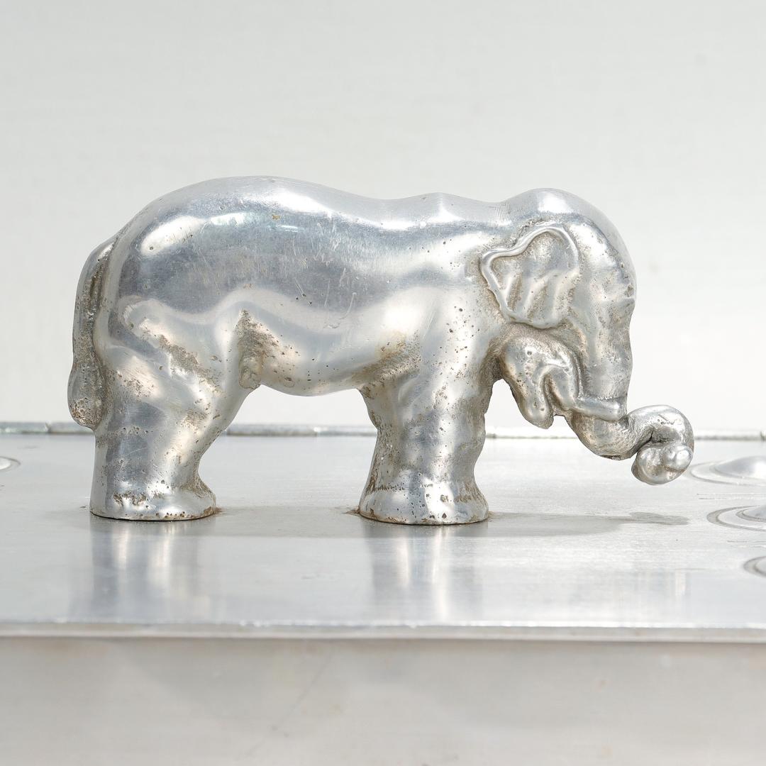 Ère de la machine Boîte de table en aluminium signée Machine Age avec poignée en forme d'éléphant par Palmer Smith en vente