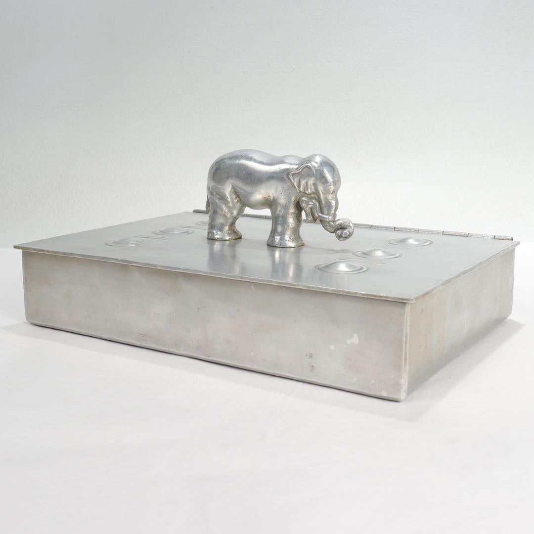 Américain Boîte de table en aluminium signée Machine Age avec poignée en forme d'éléphant par Palmer Smith en vente