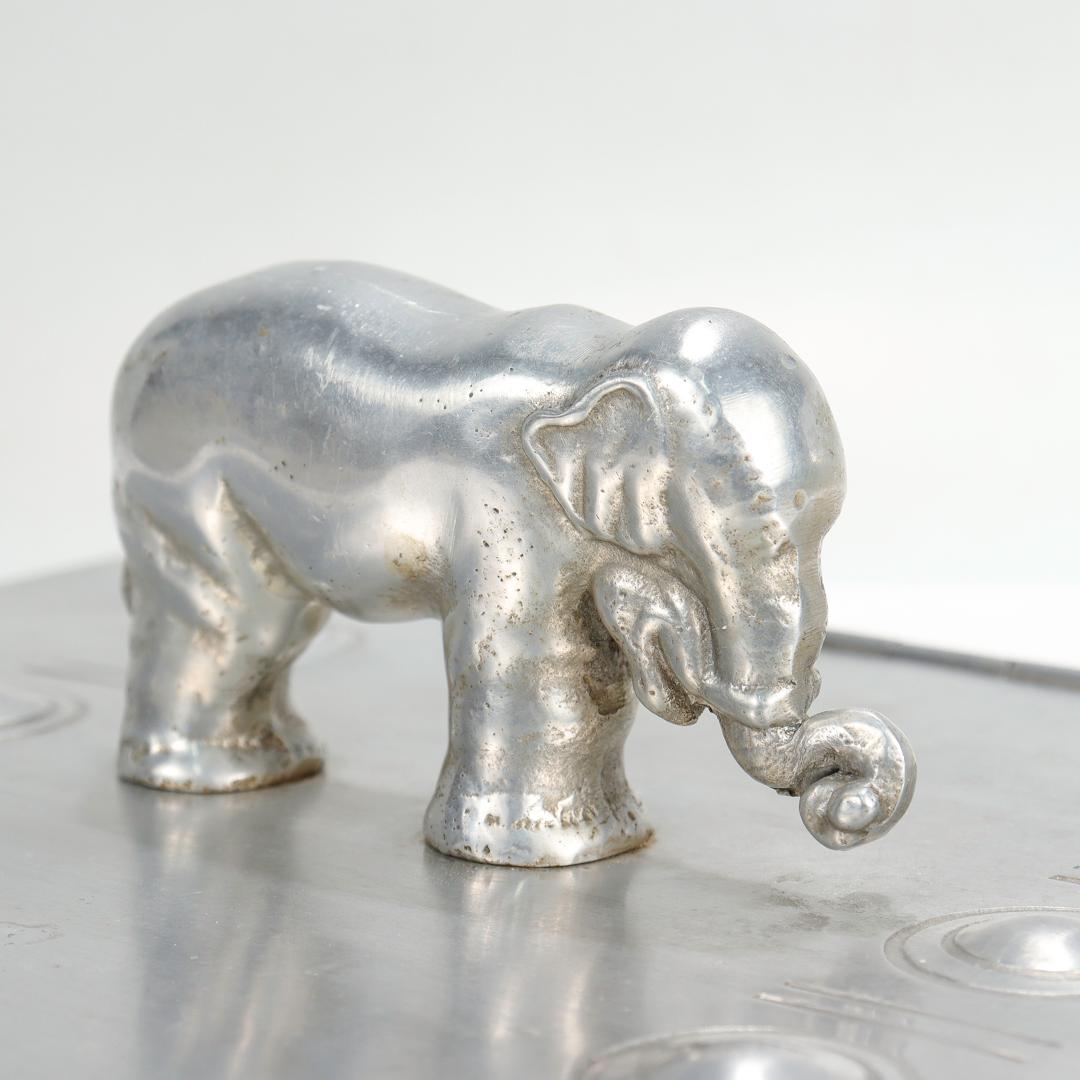 Boîte de table en aluminium signée Machine Age avec poignée en forme d'éléphant par Palmer Smith Bon état - En vente à Philadelphia, PA