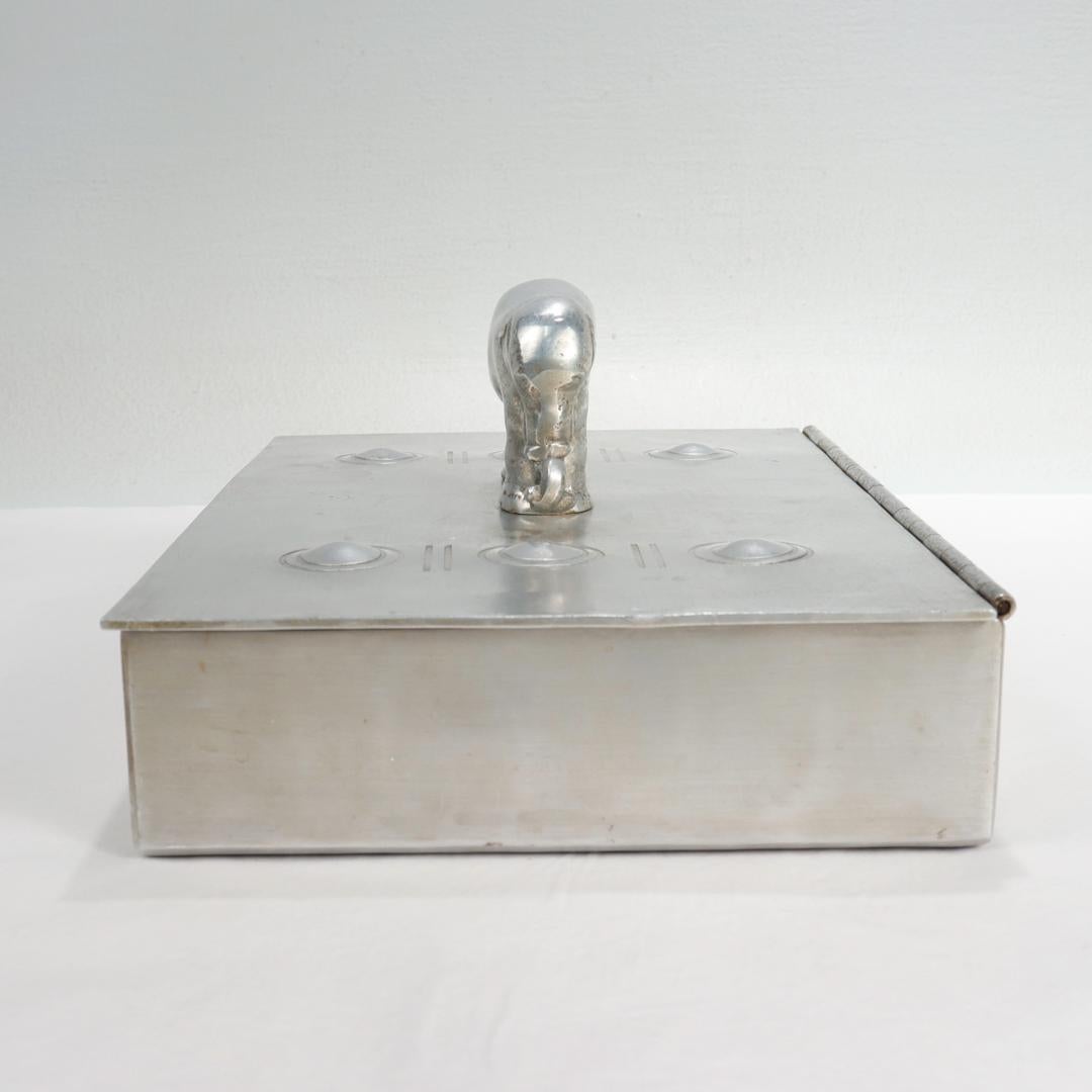 20ième siècle Boîte de table en aluminium signée Machine Age avec poignée en forme d'éléphant par Palmer Smith en vente