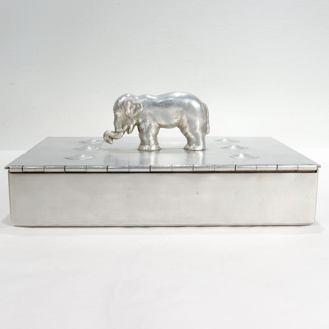 Aluminium Boîte de table en aluminium signée Machine Age avec poignée en forme d'éléphant par Palmer Smith en vente
