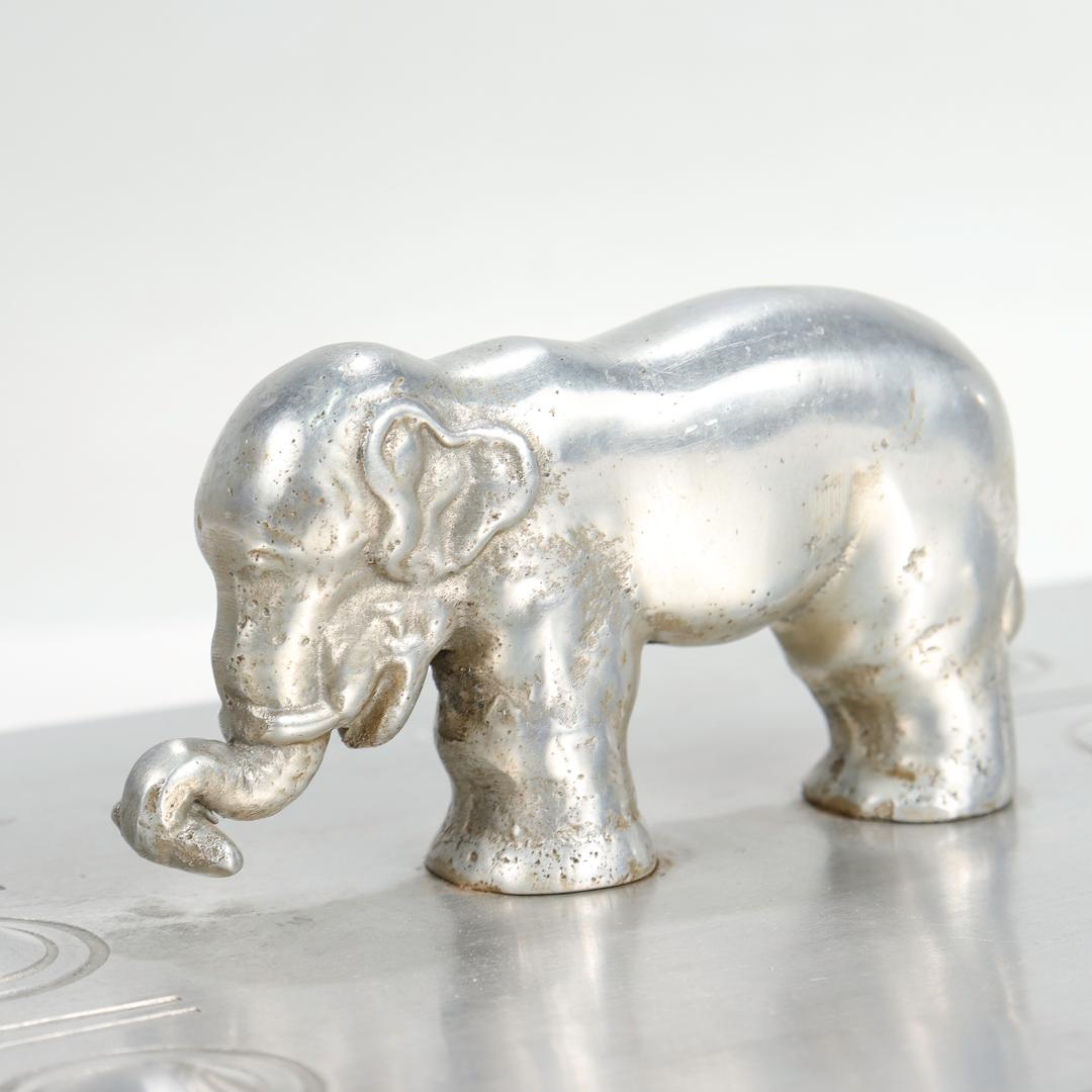 Boîte de table en aluminium signée Machine Age avec poignée en forme d'éléphant par Palmer Smith en vente 2