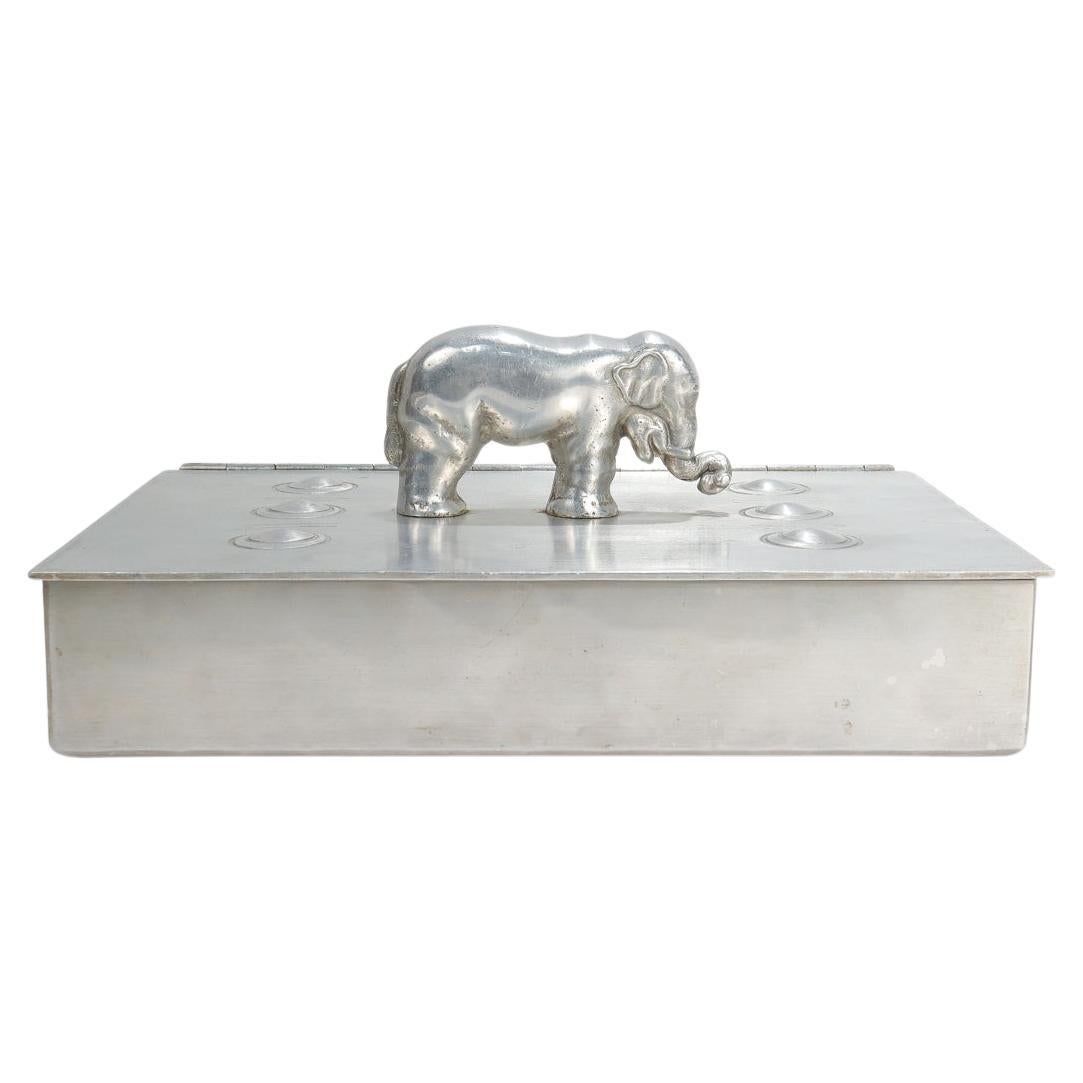Boîte de table en aluminium signée Machine Age avec poignée en forme d'éléphant par Palmer Smith