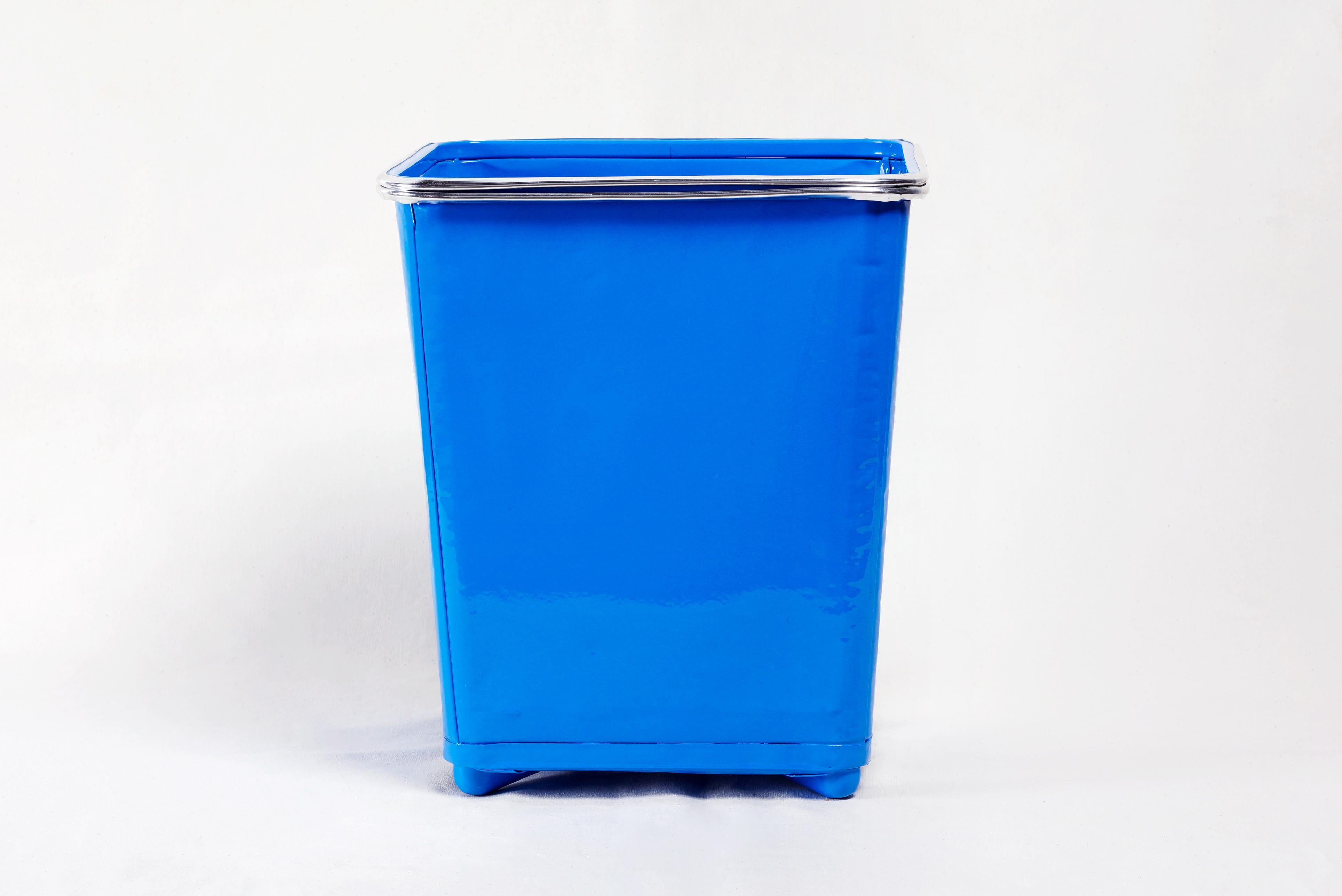 Excellent 1940s steel trash can with polished aluminium trim. Refinished in a gloss blue (BL05) powder coat. Square shape with steel feet that lift it slightly off the ground. Please note gentle dents to vintage steel and small perforation on the