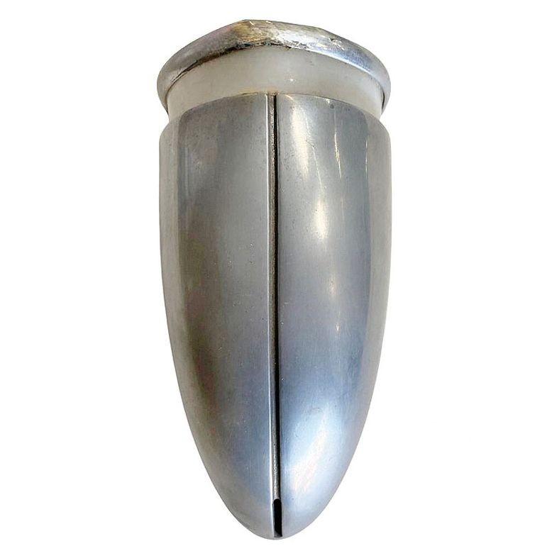 Americano Una lampada da parete in alluminio spazzolato di Machin Age Streamline, disponibile in 12 esemplari in vendita