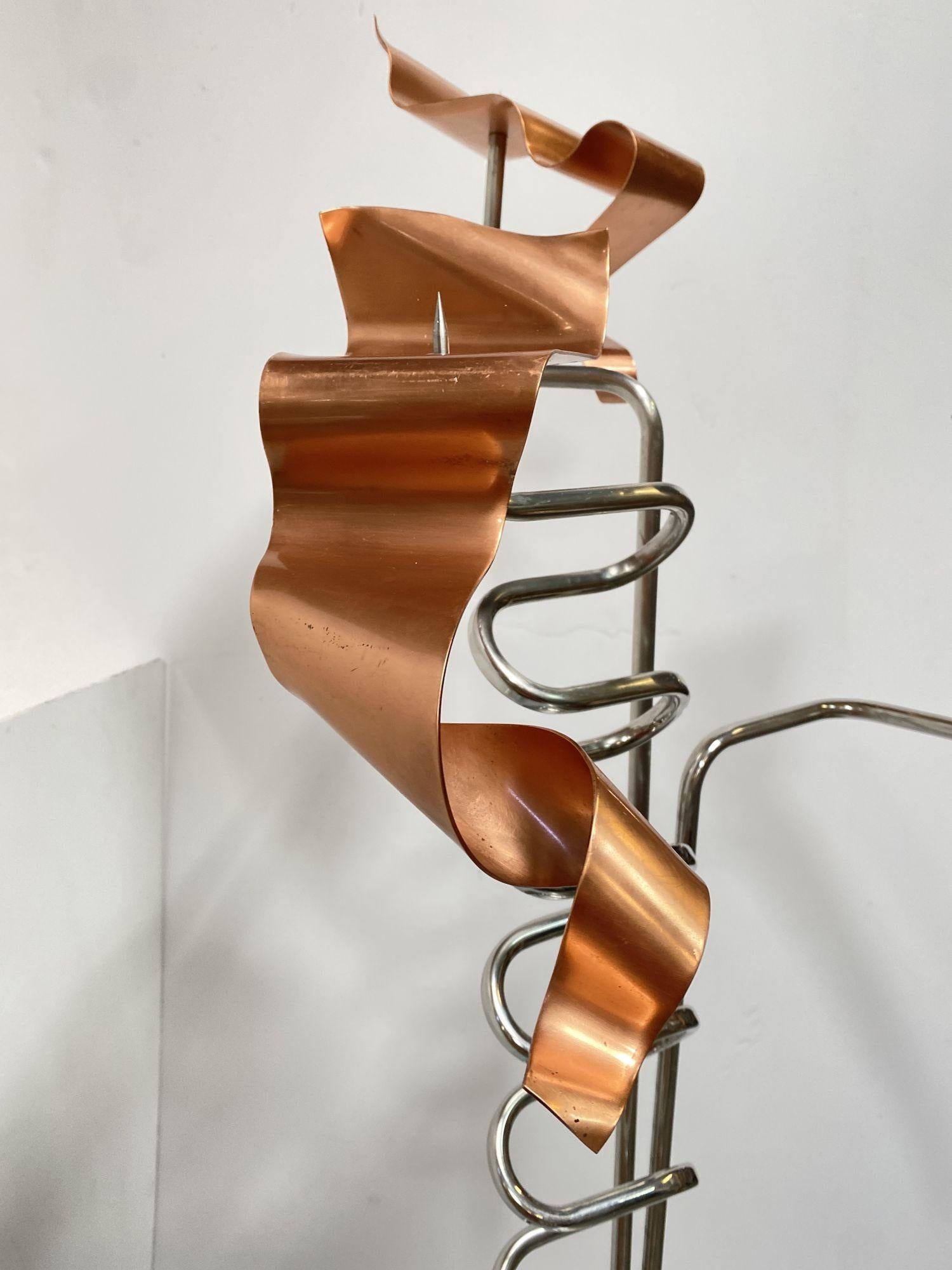 Abstrakter skulpturaler Maschinen-Kandelaber aus Chrom und Kupfer, vom Knstler signiert (Ende des 20. Jahrhunderts) im Angebot