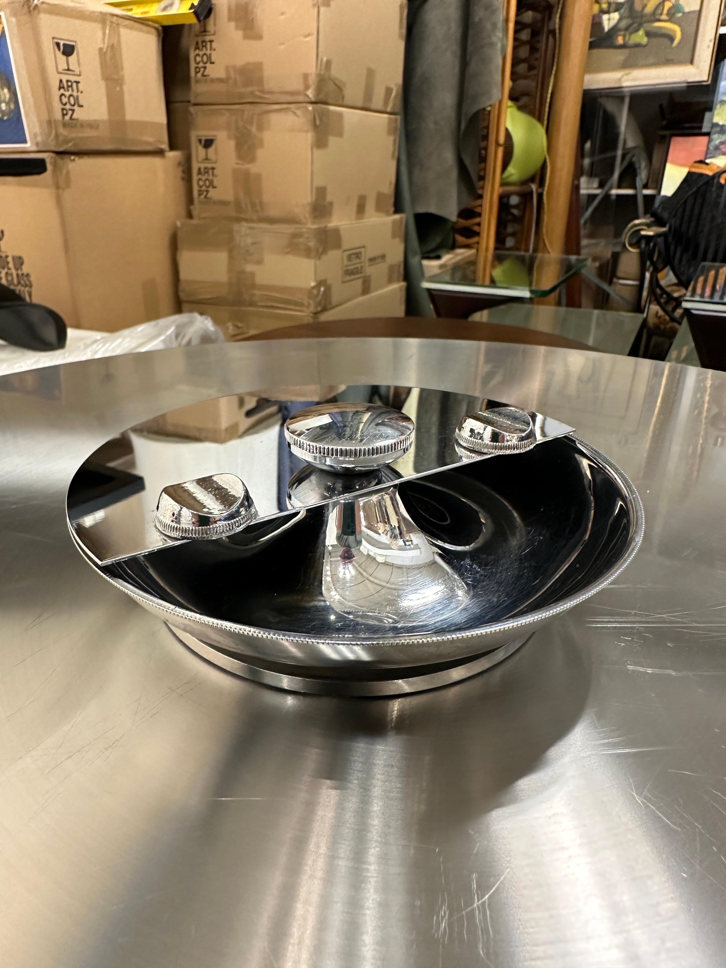 Cenicero giratorio con tapa de la Era de la Máquina/ Art Decó Níquel en venta