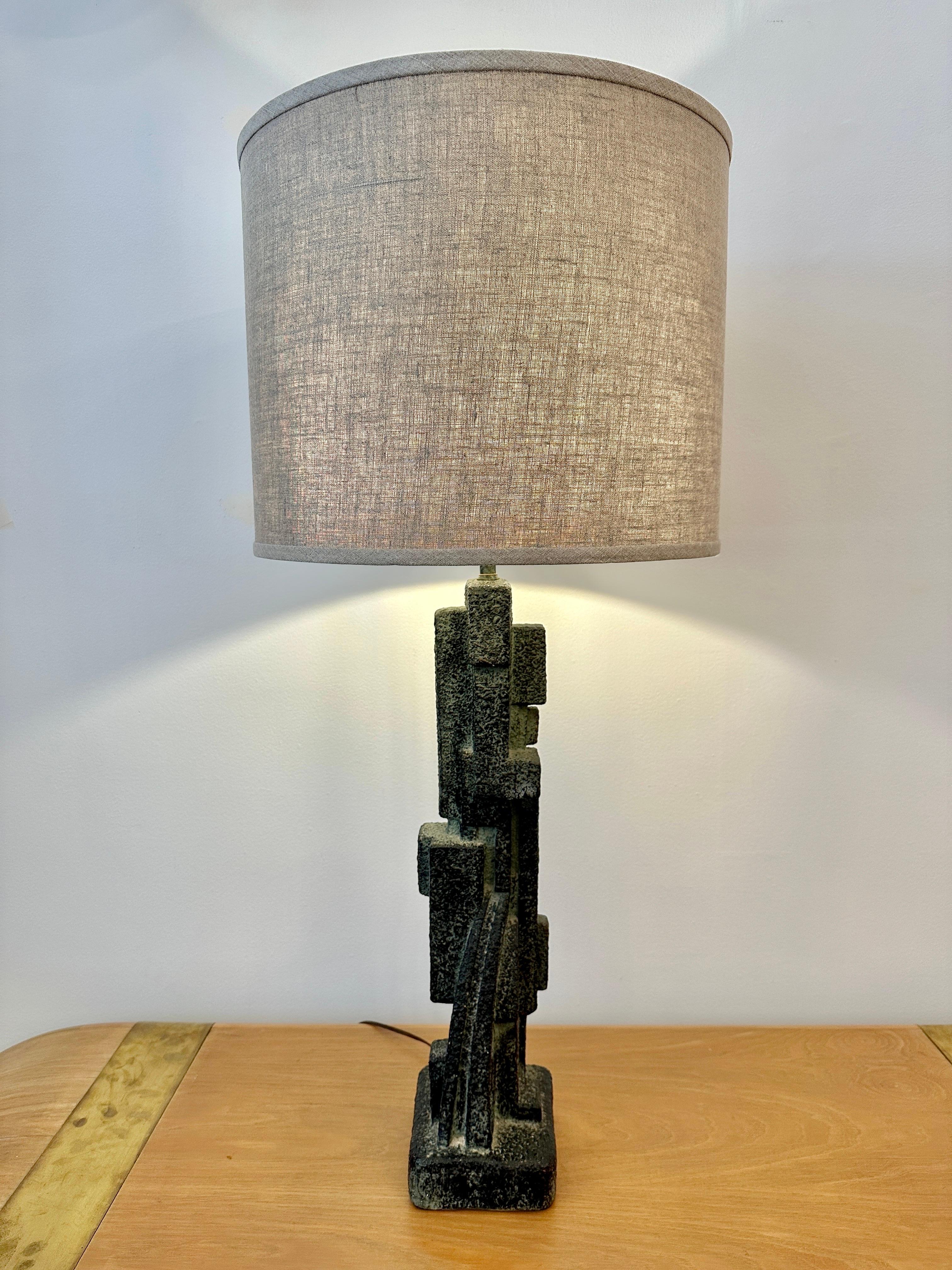 Skulpturale brutalistische Keramik-Tischlampe aus den 1950er Jahren im Angebot 2