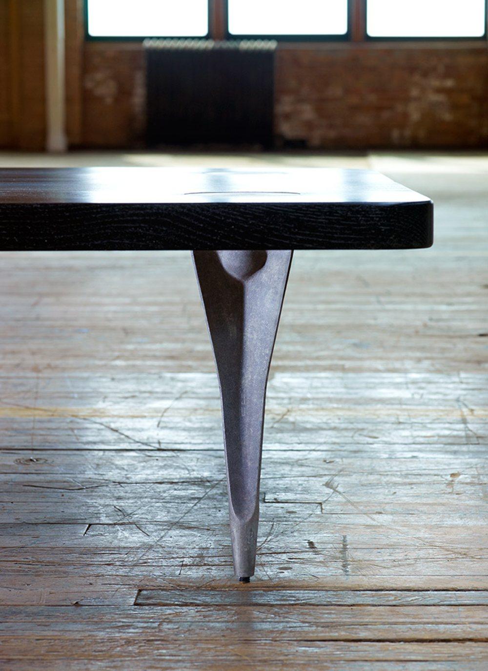 Cette table basse polyvalente peut être personnalisée en termes de taille, de forme et d'essence. Les pieds sont préfabriqués et les plateaux sont fabriqués sur commande. 

Fondée en 2011, AKMD est née d'une amitié et d'une collaboration de treize