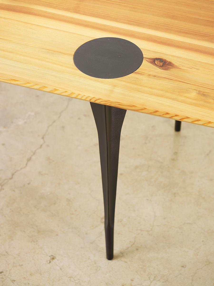 La table à manger Machin est un modèle polyvalent qui associe des plateaux en bois massif entièrement personnalisables à des pieds robustes en aluminium moulé. Les plateaux de table sont fabriqués sur commande dans notre Studio à Chicago et sont
