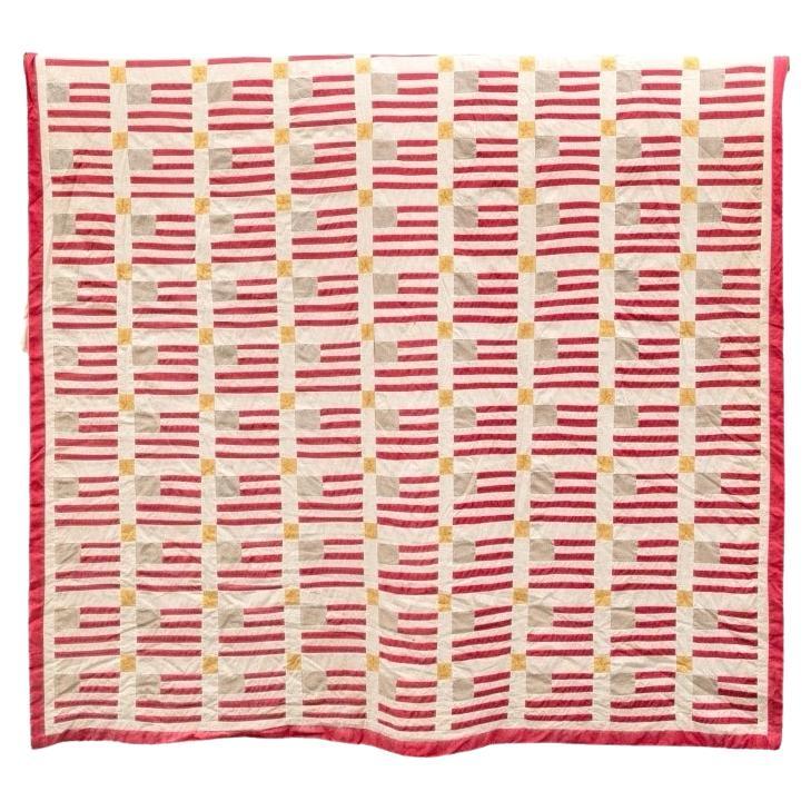 Un grand quilt d'art populaire très décoratif. Quilt fin en tissu vintage fait à la machine, sans molleton, avec des bordures rouges et des motifs répétés de drapeau américain avec des étoiles jaunes. Support en mousseline solide.

Dimensions : 71.5