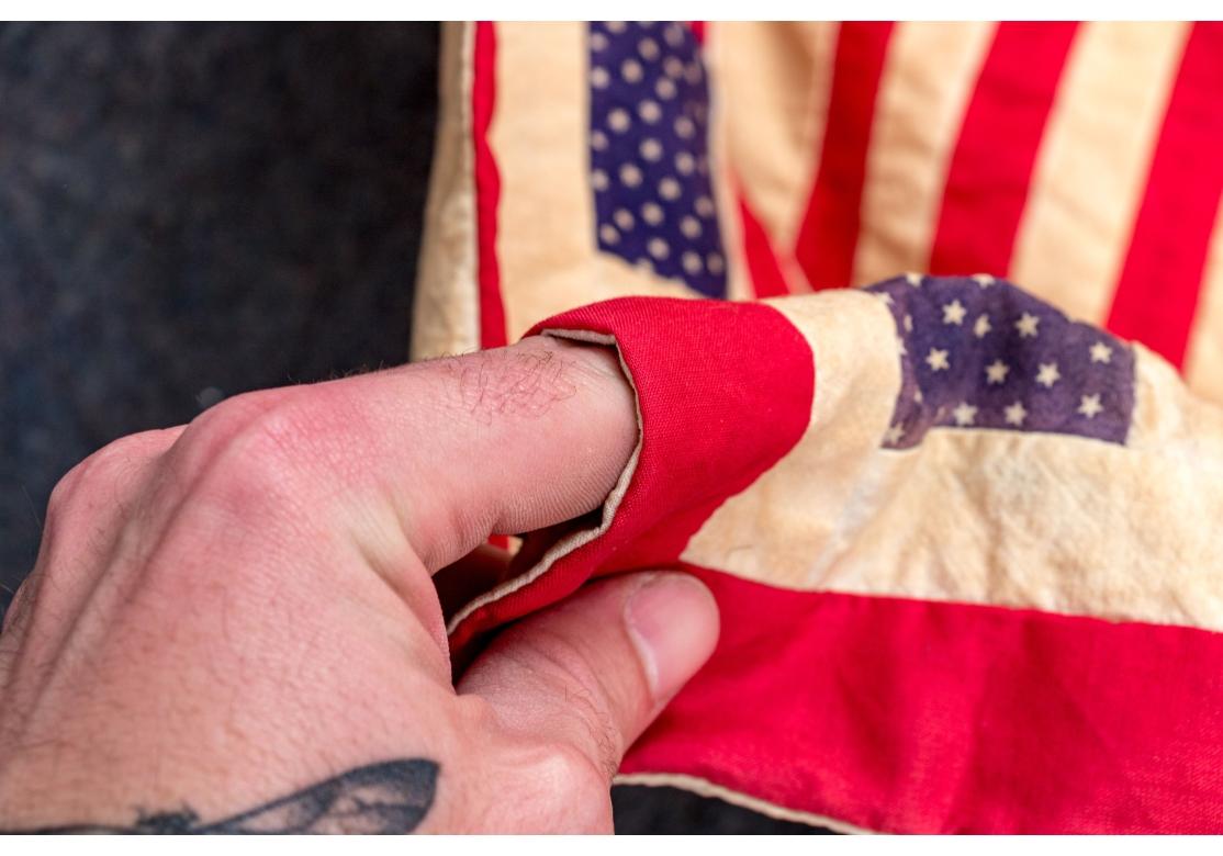 Rustique Quilt américain réalisé à la machine avec motif de drapeau américain en vente