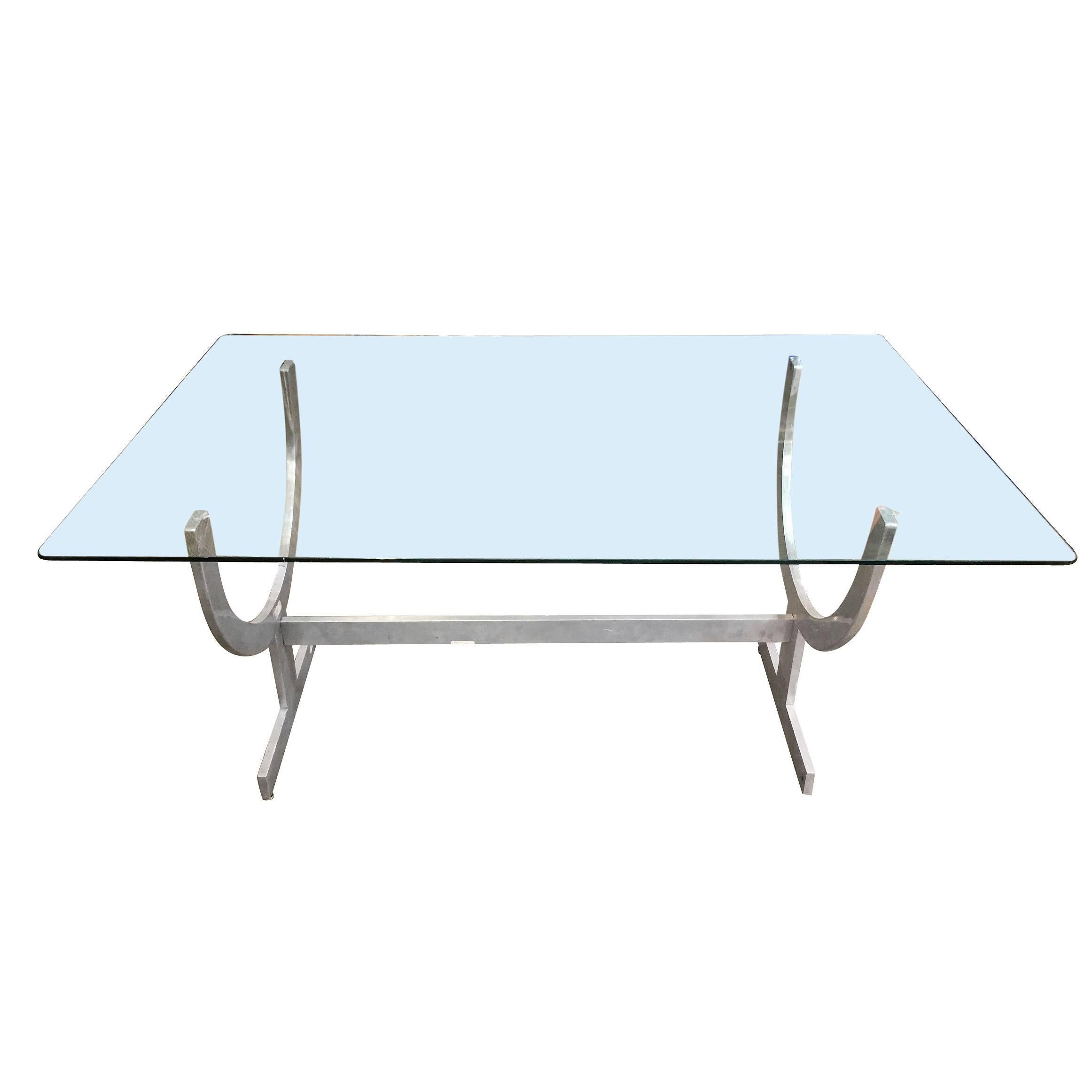 Maßgefertigter modernistischer Esstisch mit maschinell bearbeiteter Aluminiumbasis. Perfekt für das futuristische und modernistische Umfeld. Der Tisch eignet sich gut als großer Schreibtisch. 

  