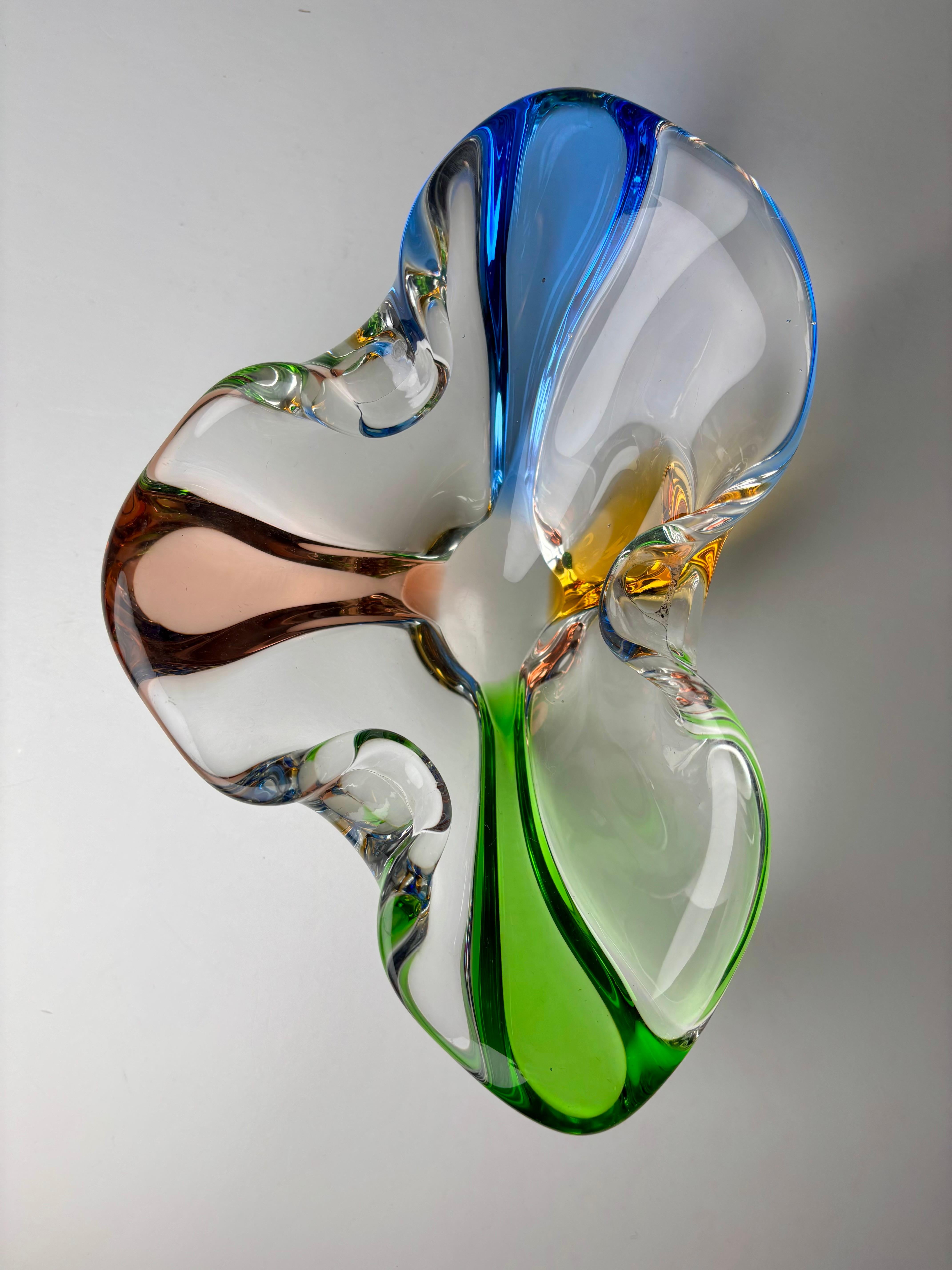 Spettacolare ciotola in vetro artistico di metà secolo, soffiata a mano, ondulata e asimmetrica, in vetro massiccio della designer ceca Hana Machovska per Mstisov. Colori giallo, pesca, verde e blu in ogni angolo della vide-poche in vetro