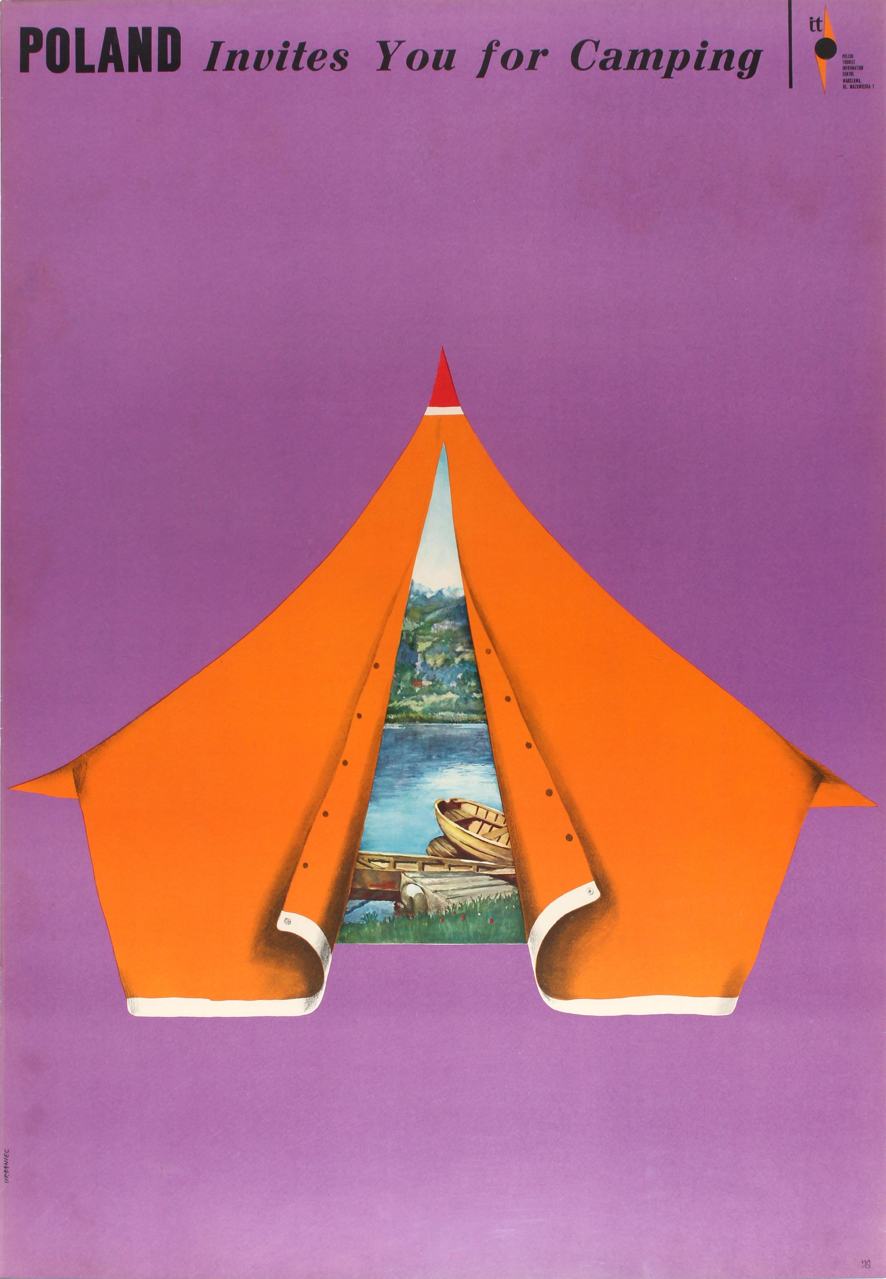 Affiche de voyage vintage originale - Poland Invites You for Camping - présentant un superbe dessin du célèbre artiste polonais Maciej Urbaniec (1925-2004) montrant une vue panoramique à travers l'ouverture d'une tente orange de bateaux en bois sur