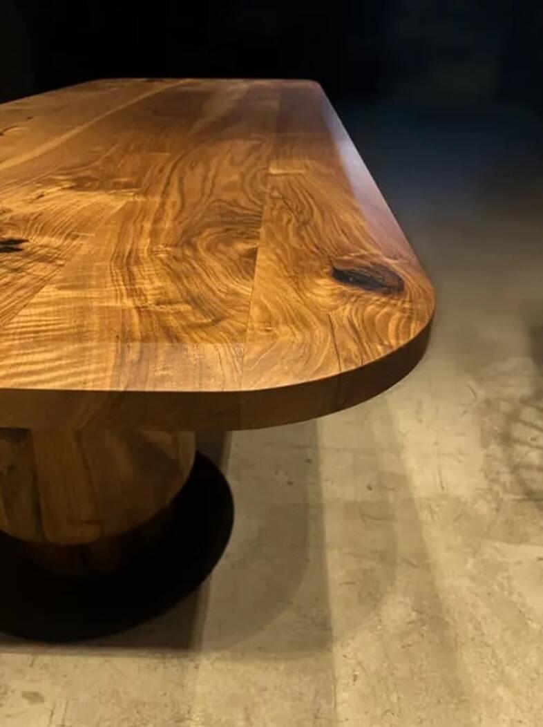 Dieser moderne Esstisch ist aus 100% massivem Nussbaumholz handgefertigt und verfügt über ein skulpturales, von der Natur inspiriertes Untergestell im Tulpenstil. Mit seiner reichen Holzmaserung, den abgerundeten Kanten und der makellosen