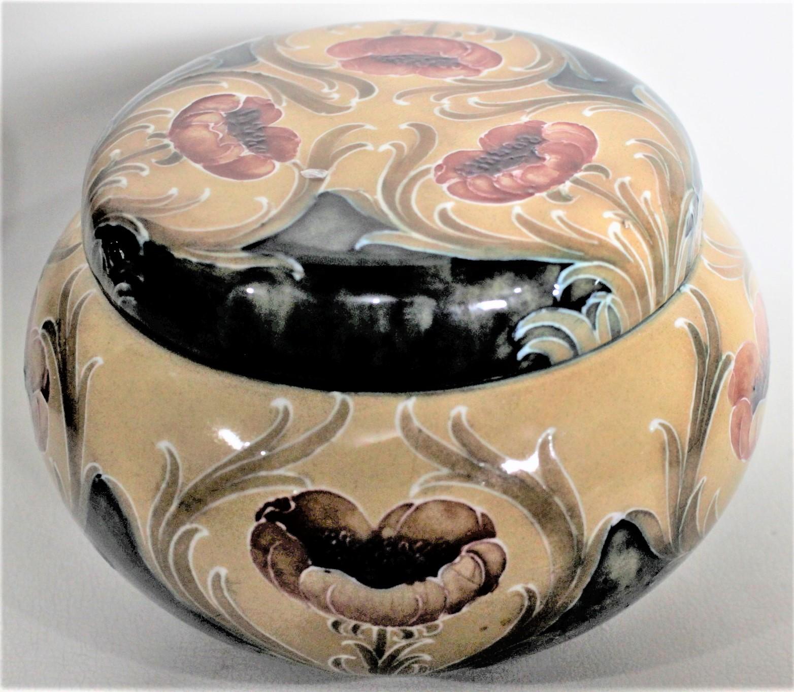Victorien tardif Pot à tabac ou commode à motif « Poppy » de MacIntyre Moorcroft en poterie d'art en vente