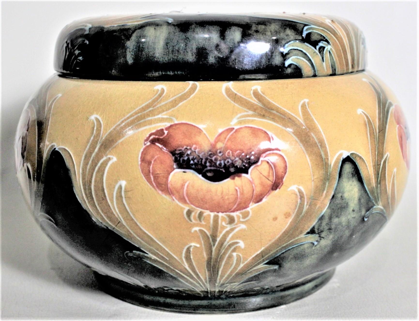 Anglais Pot à tabac ou commode à motif « Poppy » de MacIntyre Moorcroft en poterie d'art en vente