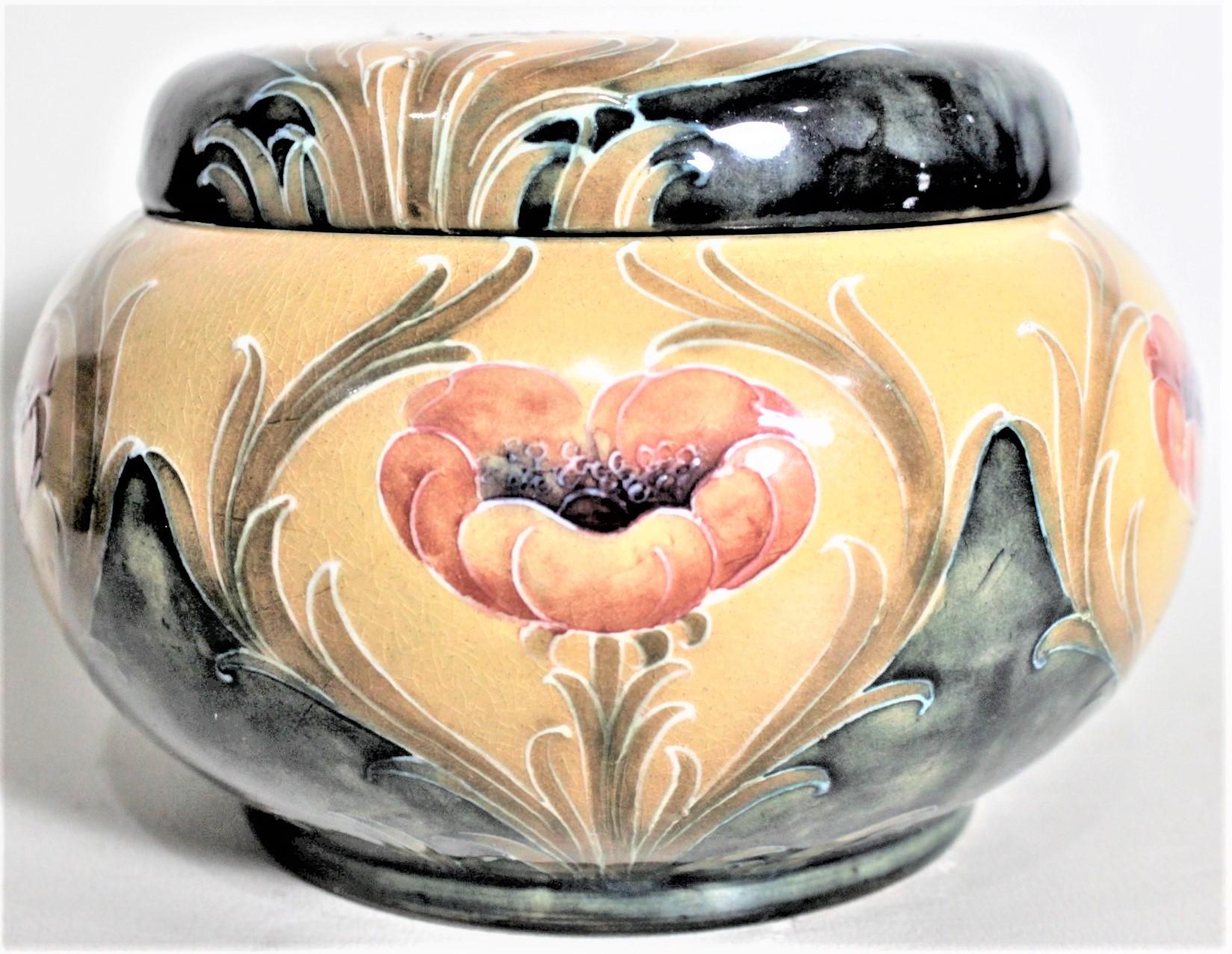 Fait main Pot à tabac ou commode à motif « Poppy » de MacIntyre Moorcroft en poterie d'art en vente