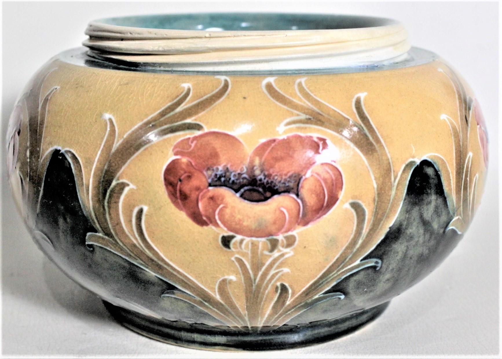 MacIntyre Moorcroft 'Poppy' Patterned Art Pottery Tobacco or Dresser Jar In Good Condition For Sale In Hamilton, Ontario
