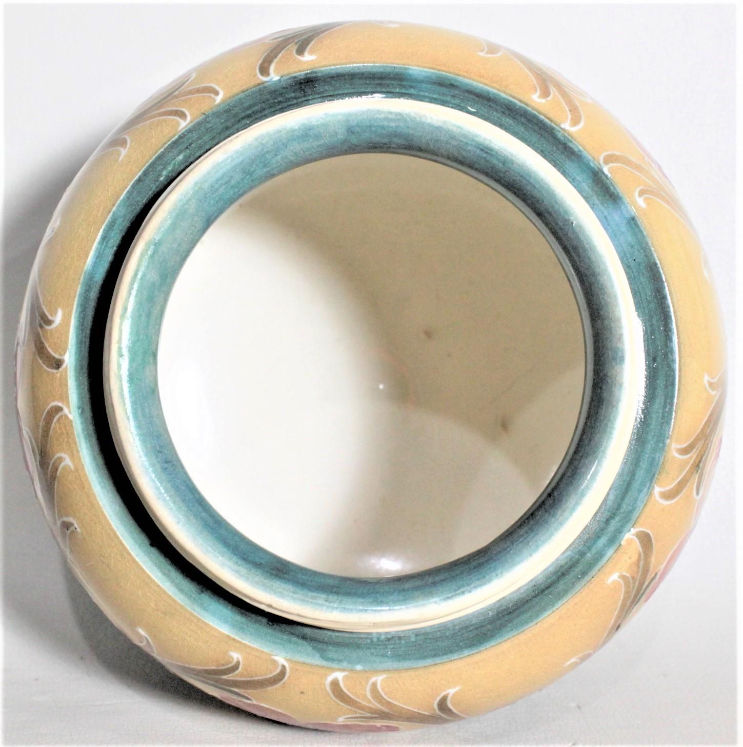 Pot à tabac ou commode à motif « Poppy » de MacIntyre Moorcroft en poterie d'art en vente 1