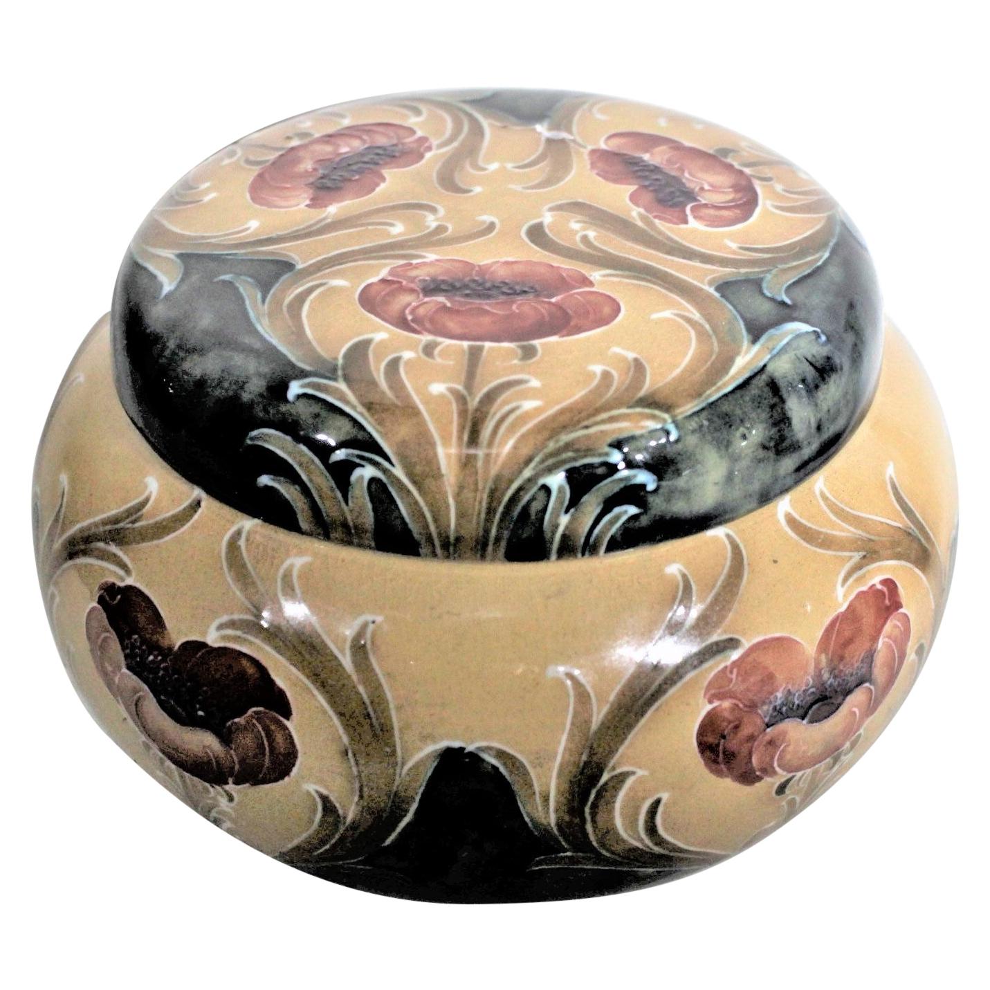 Pot à tabac ou commode à motif « Poppy » de MacIntyre Moorcroft en poterie d'art