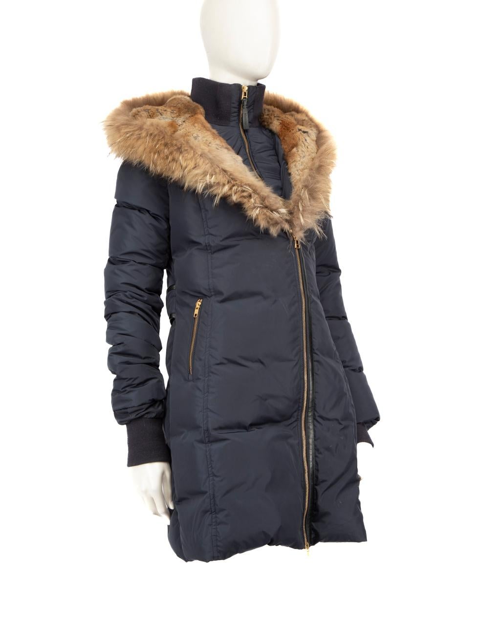 CONDIZIONE: molto buona. L'usura del cappotto è minima. Discromia sotto entrambe le ascelle sulla fodera. Abrasione sul passante per appendere la borsa al centro della schiena e sul dettaglio in pelle in basso a sinistra. Leggero pilling intorno