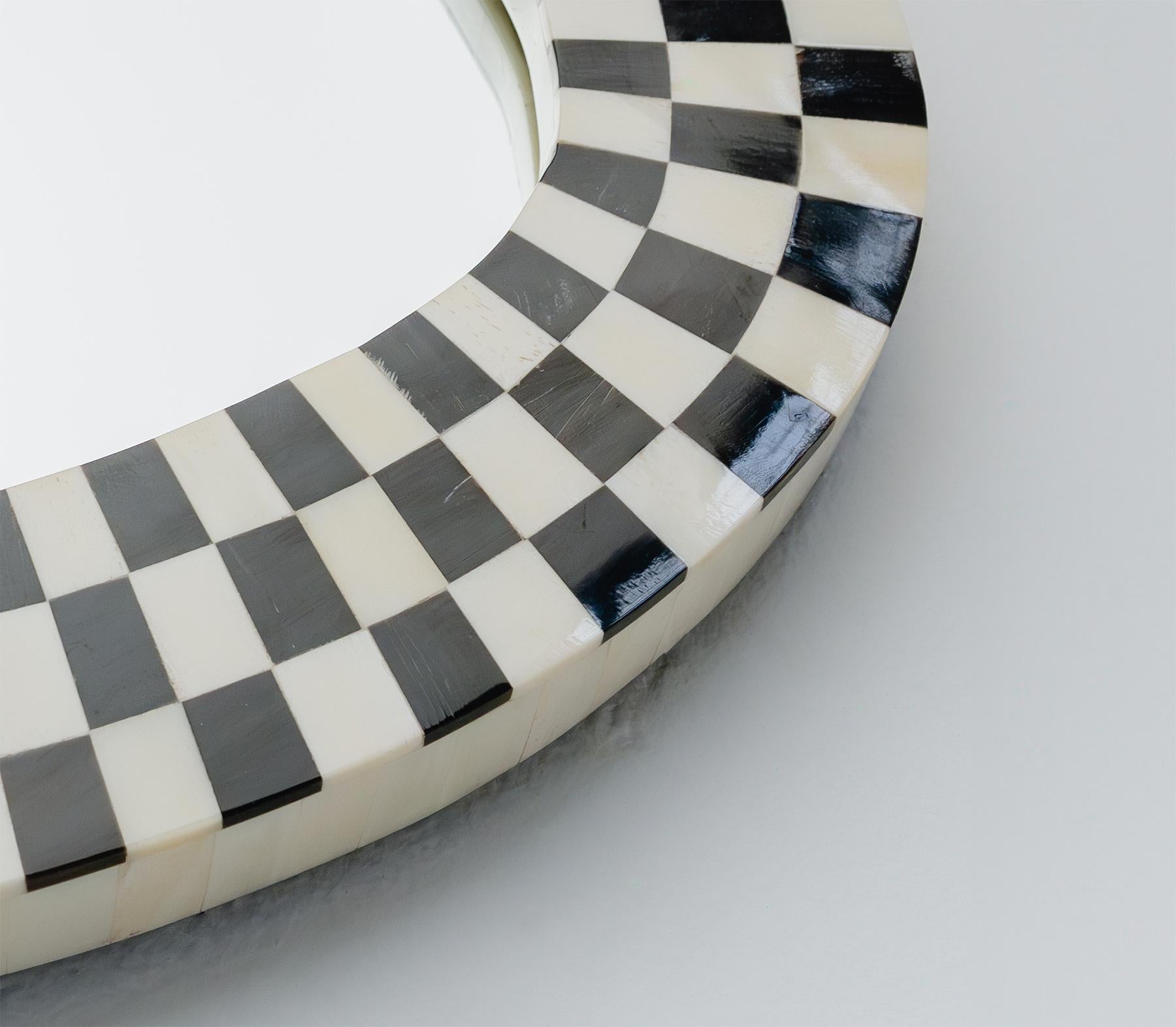 XXI secolo e contemporaneo Specchio ovale Mackenzie in bianco e nero in vendita