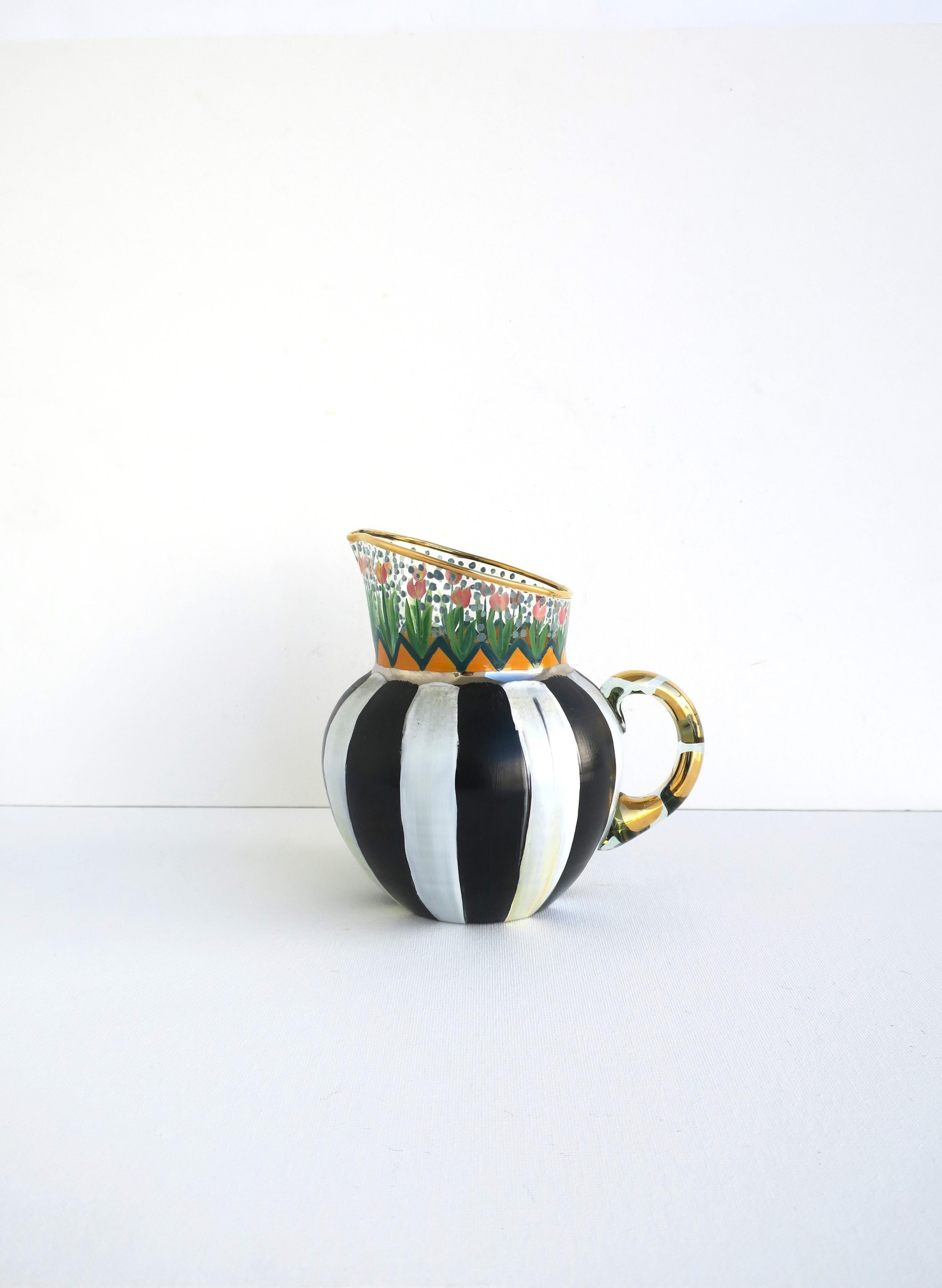 Mackenzie Childs Art Glass Pitcher oder Vase mit Garten-Design, um 1990er (Postmoderne) im Angebot