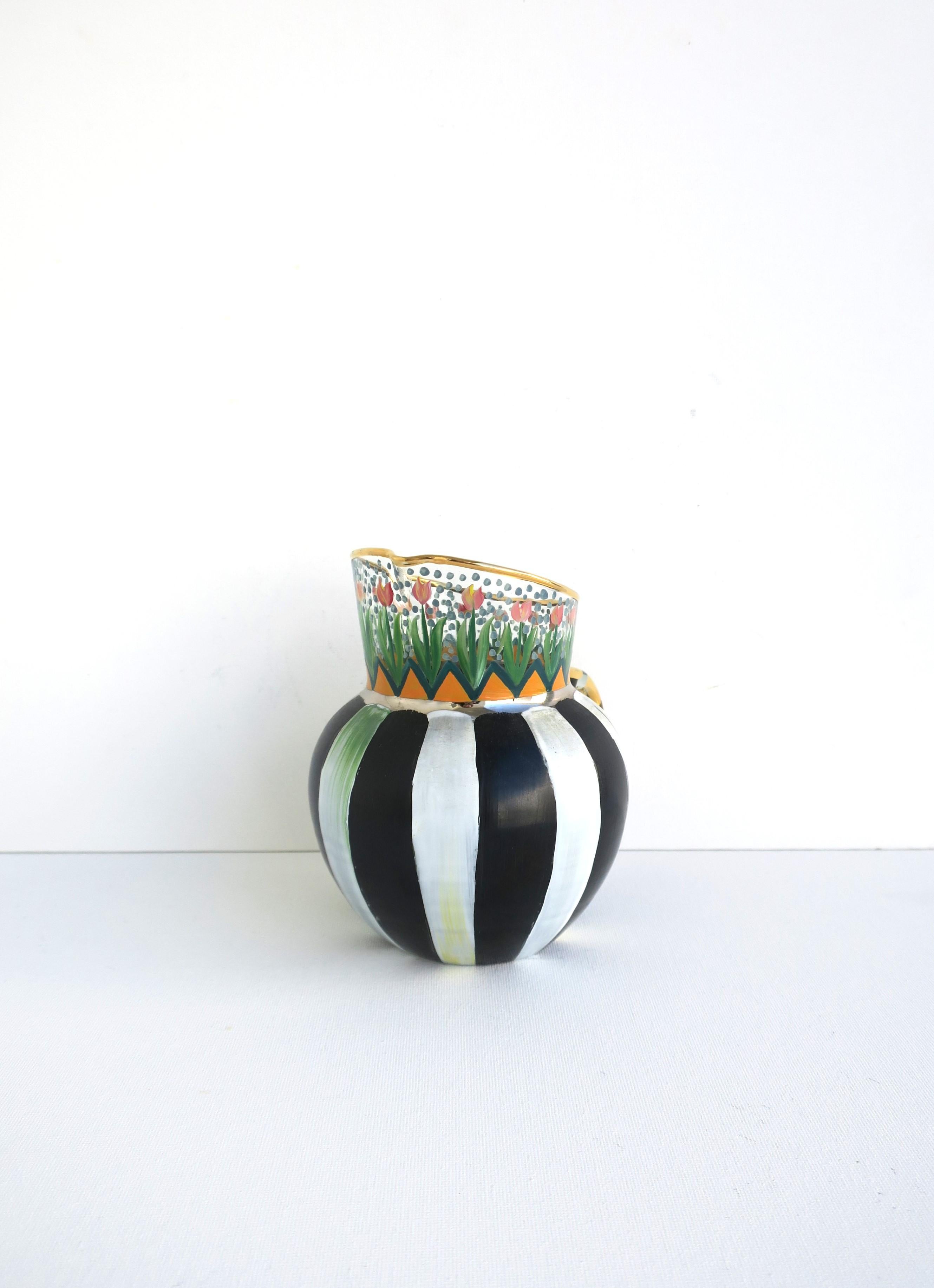 Mackenzie Childs Art Glass Pitcher oder Vase mit Garten-Design, um 1990er (Handbemalt) im Angebot