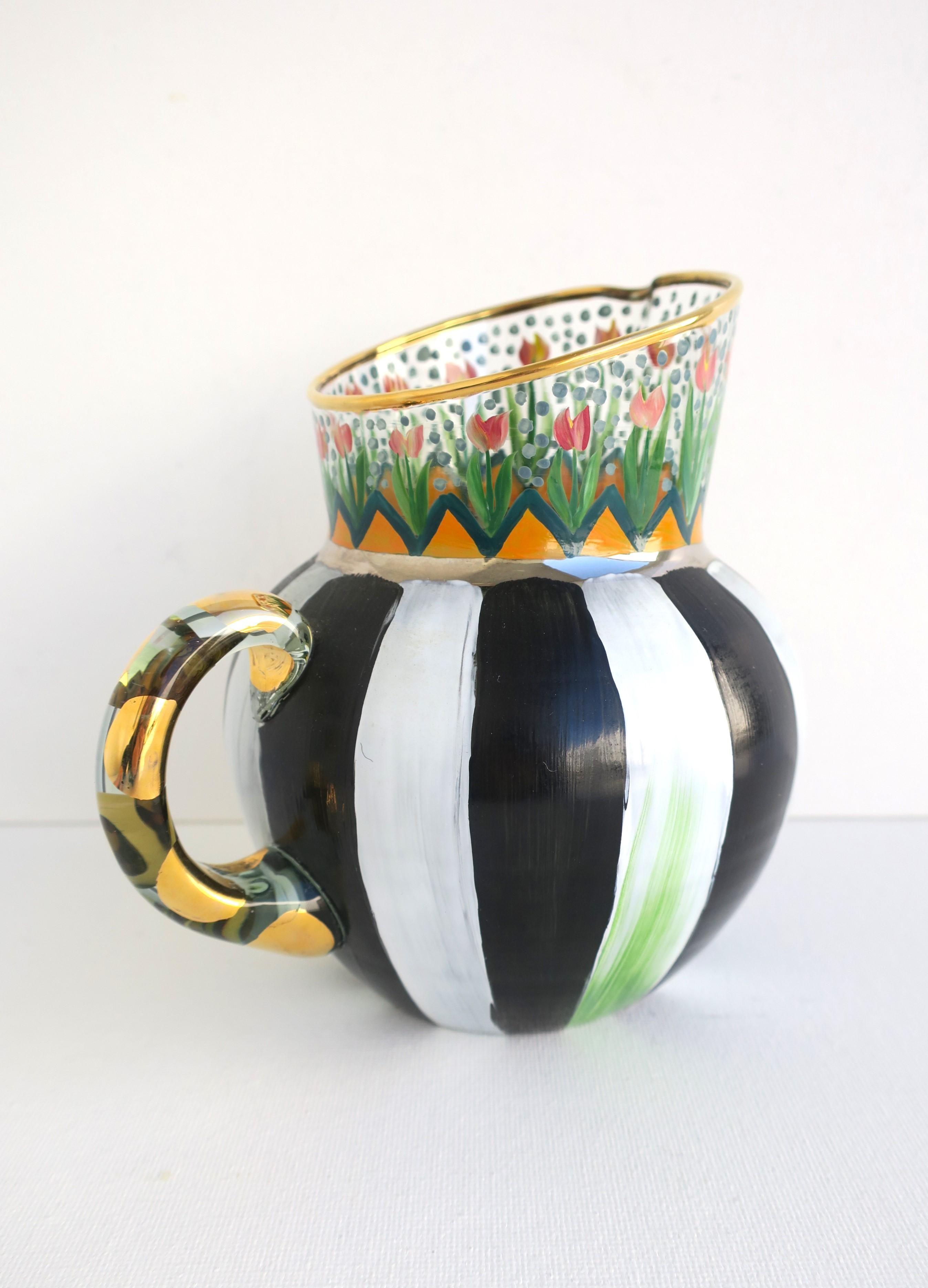 Mackenzie Childs Art Glass Pitcher oder Vase mit Garten-Design, um 1990er (Glaskunst) im Angebot