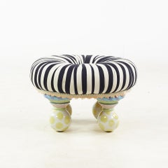 MacKenzie Childs Zeitgenössische Ottomane mit handbemalten Porzellanbeinen