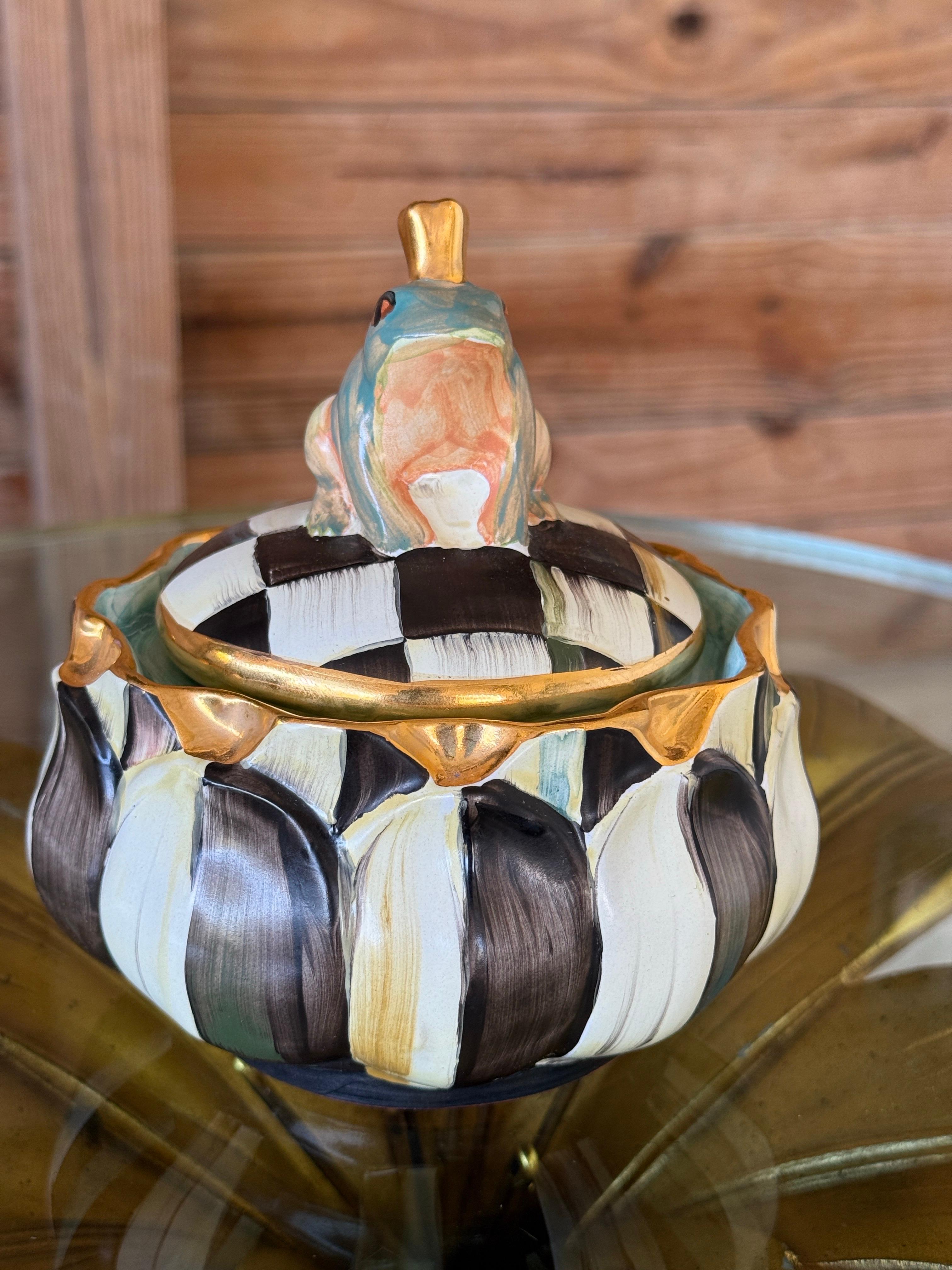 Un vasetto con coperchio in ceramica di Mackenzie Childs, stravagante e da collezione, dipinto a mano, con il caratteristico motivo Courtly Check e un principe ranocchio incoronato appollaiato in cima al coperchio. Realizzato ad Aurora, New York,