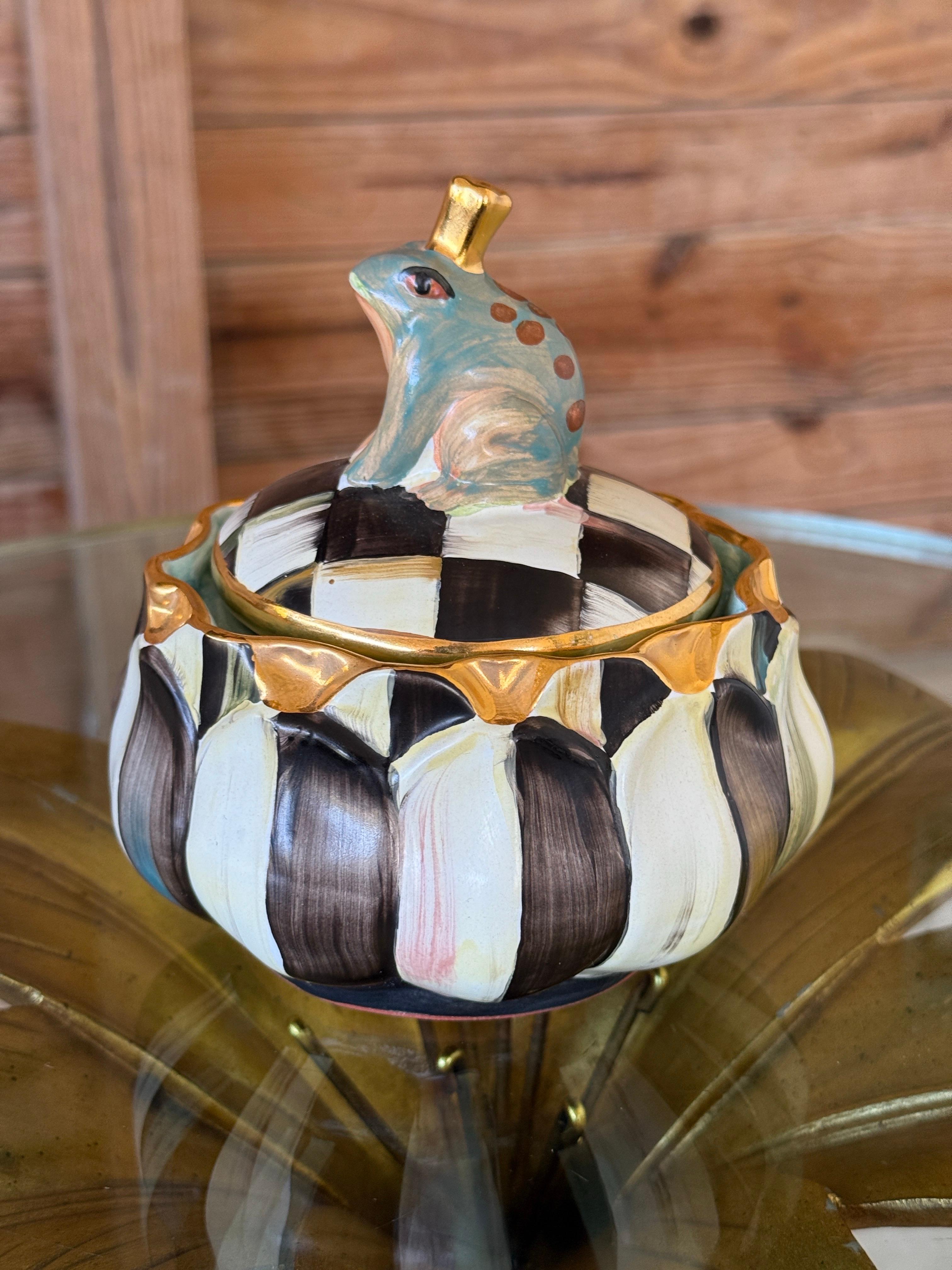 Bohémien Mackenzie Childs Courtly Check Frog Prince - Zuccheriera con coperchio o barattolo per dolci con coperchio in vendita