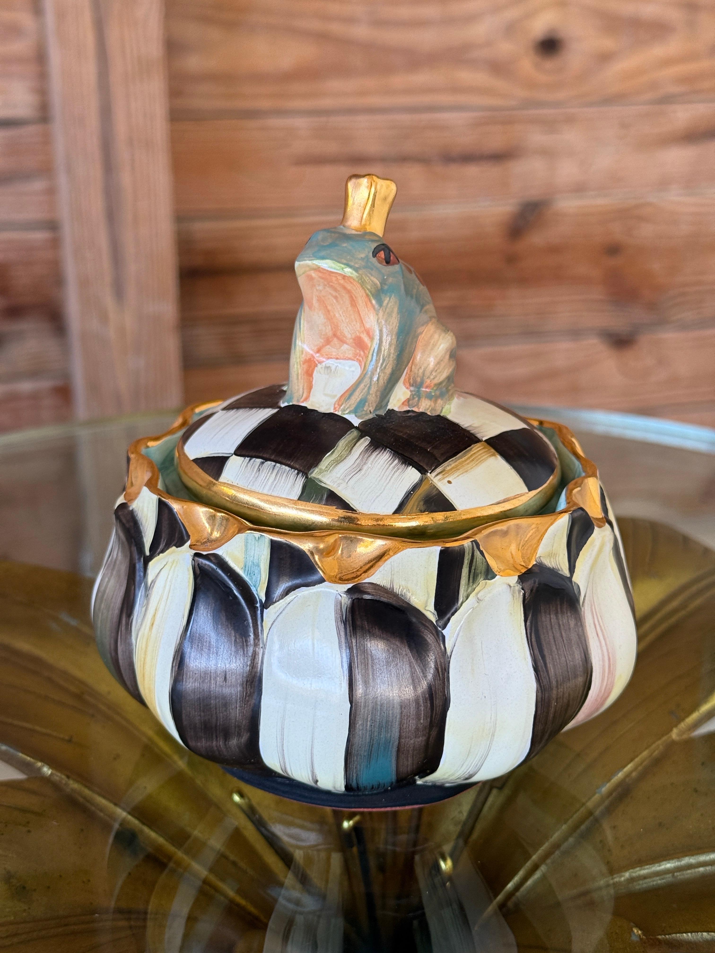 Americano Mackenzie Childs Courtly Check Frog Prince - Zuccheriera con coperchio o barattolo per dolci con coperchio in vendita