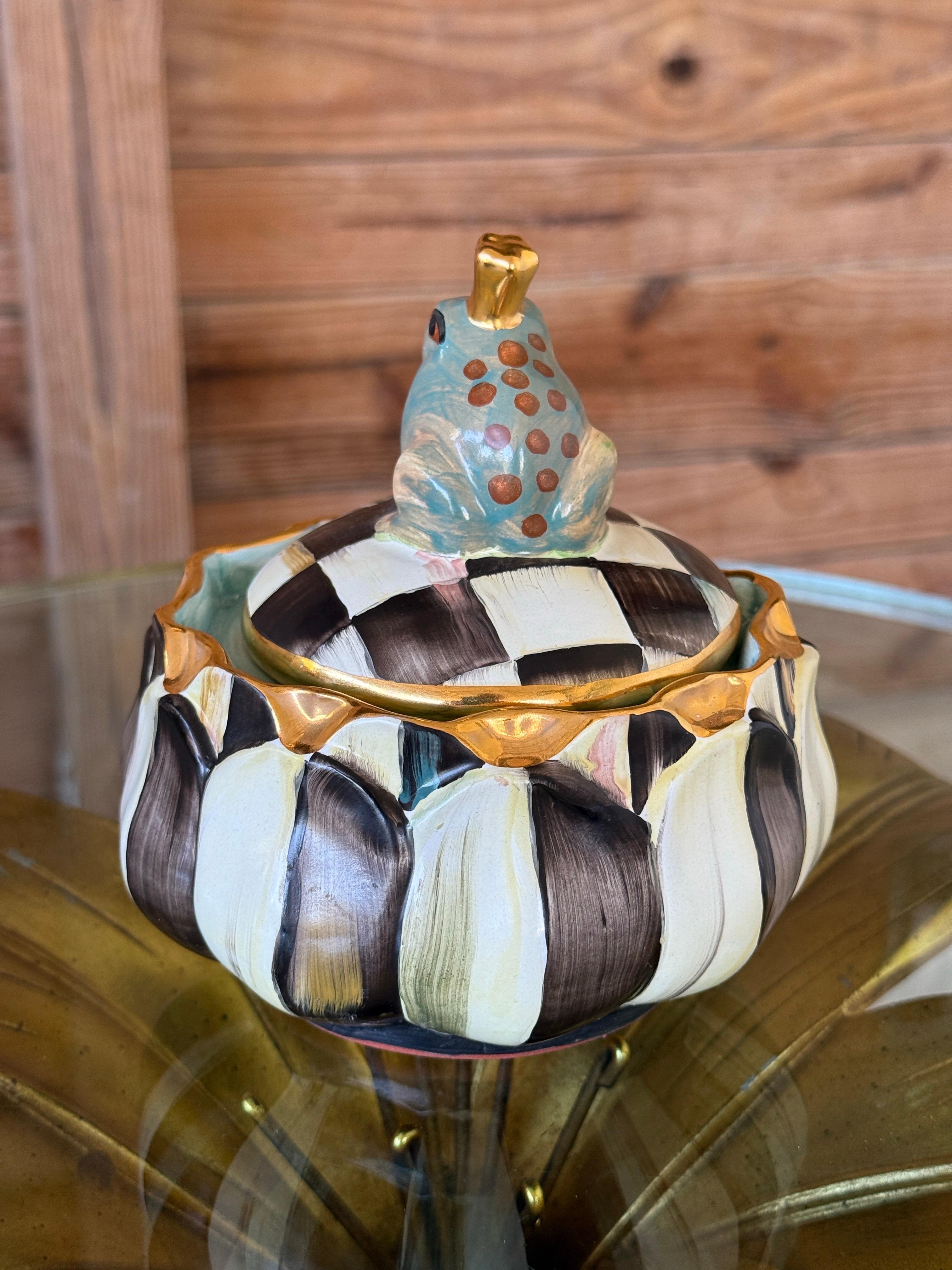 Dipinto a mano Mackenzie Childs Courtly Check Frog Prince - Zuccheriera con coperchio o barattolo per dolci con coperchio in vendita