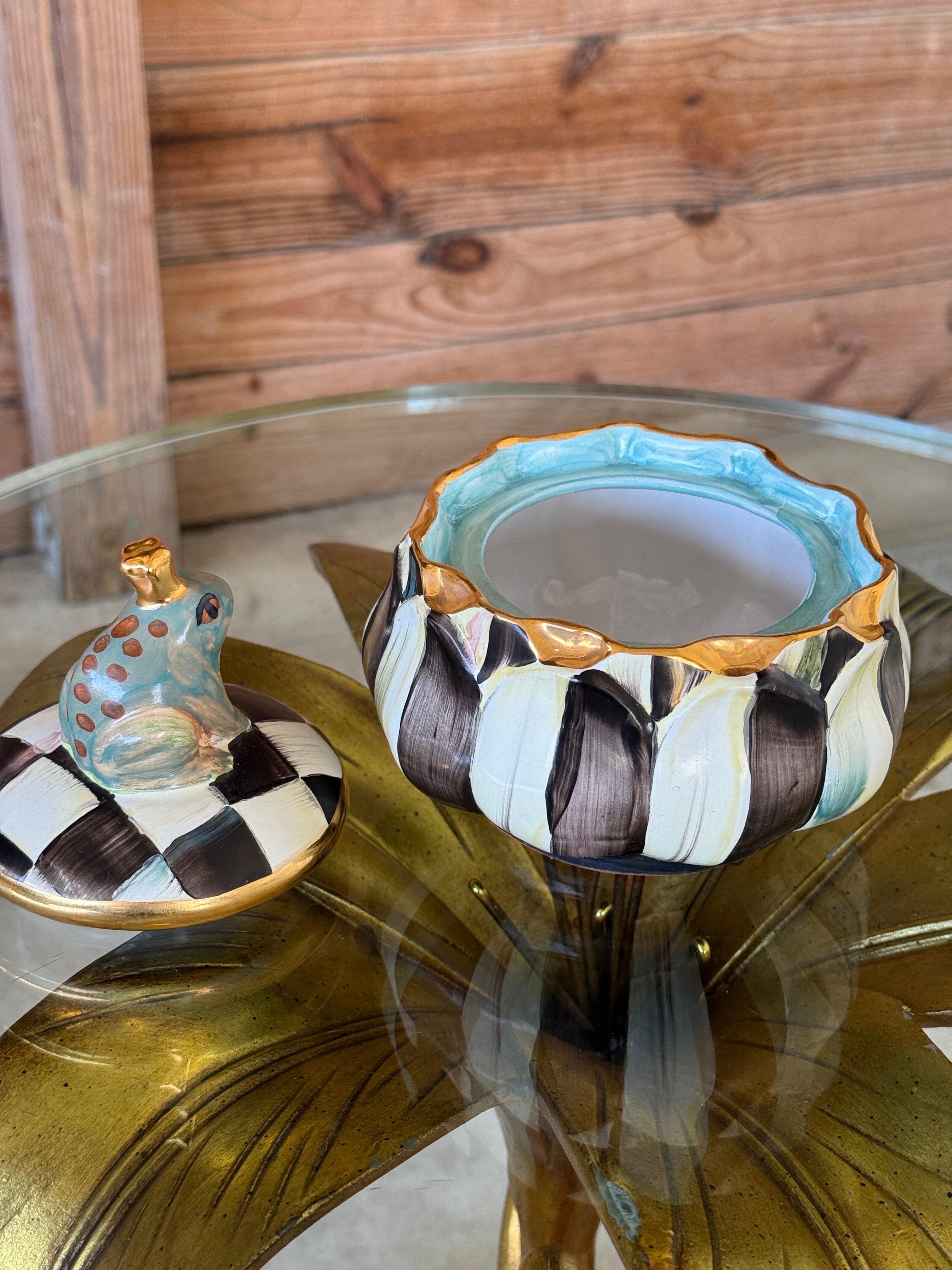XXI secolo e contemporaneo Mackenzie Childs Courtly Check Frog Prince - Zuccheriera con coperchio o barattolo per dolci con coperchio in vendita