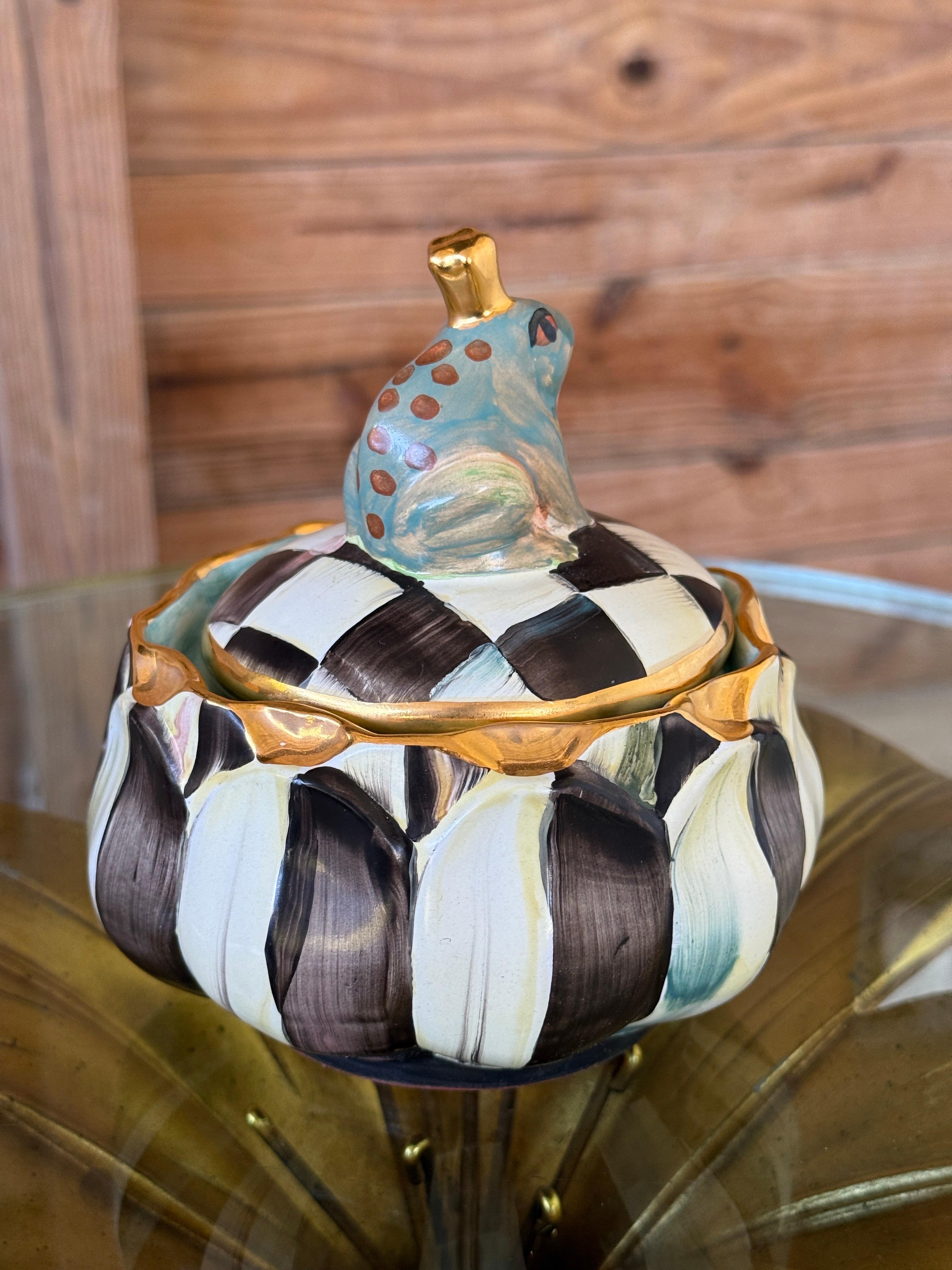 Ceramica Mackenzie Childs Courtly Check Frog Prince - Zuccheriera con coperchio o barattolo per dolci con coperchio in vendita