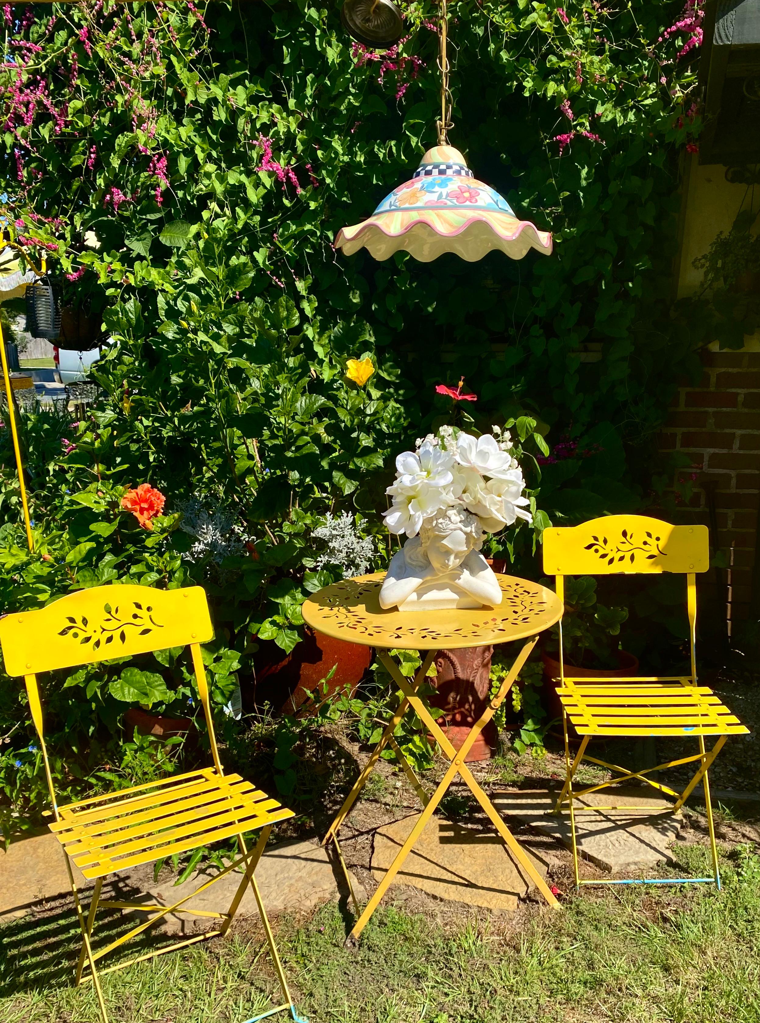 I fiori colorati e stravaganti della nostra lampada a sospensione scanalata Painted Garden sono in piena fioritura in una cucina calda e invitante, accanto a una scrivania o a una comoda poltrona nella sala da pranzo, o come una nuova versione di
