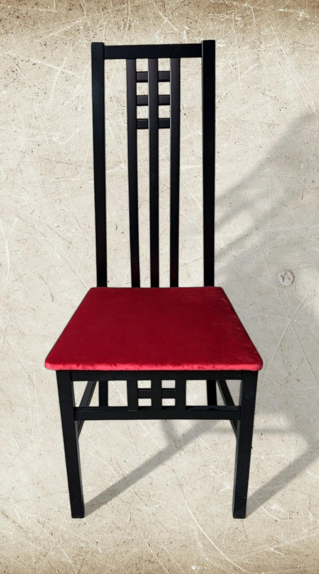 Pareja de Sillas Italianas de Madera Lacadas en Negro Estilo Mackintosh Tapicería de Terciopelo Rojo en venta 3