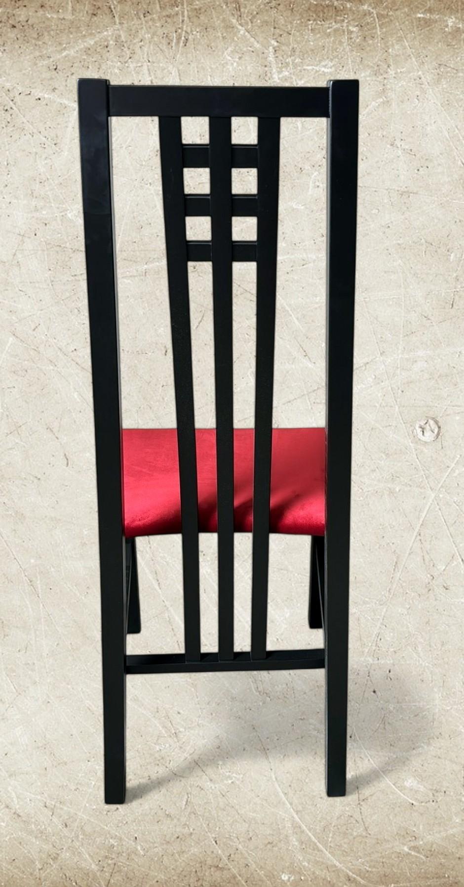 Pareja de Sillas Italianas de Madera Lacadas en Negro Estilo Mackintosh Tapicería de Terciopelo Rojo en venta 4