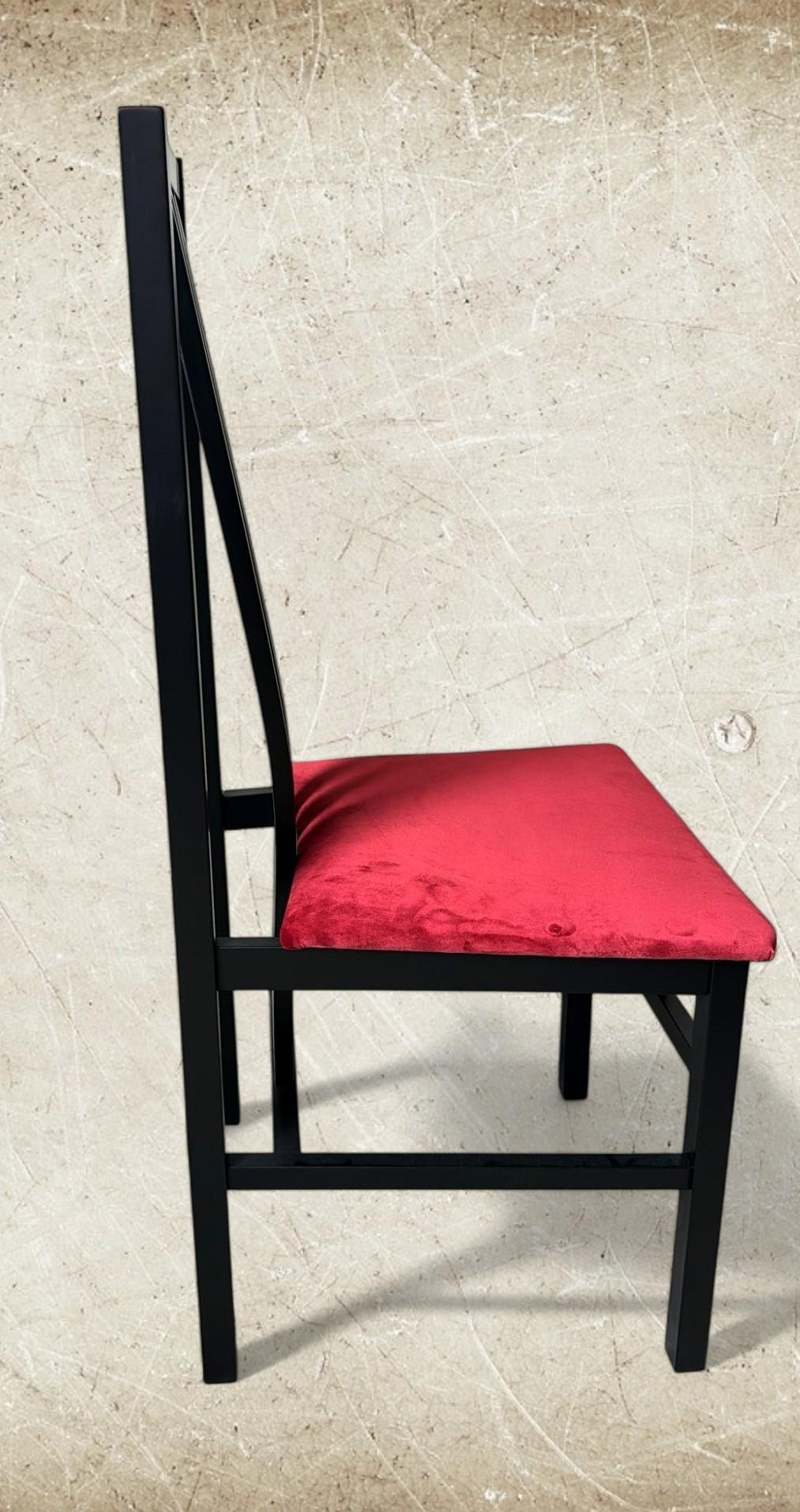 Pareja de Sillas Italianas de Madera Lacadas en Negro Estilo Mackintosh Tapicería de Terciopelo Rojo en venta 5