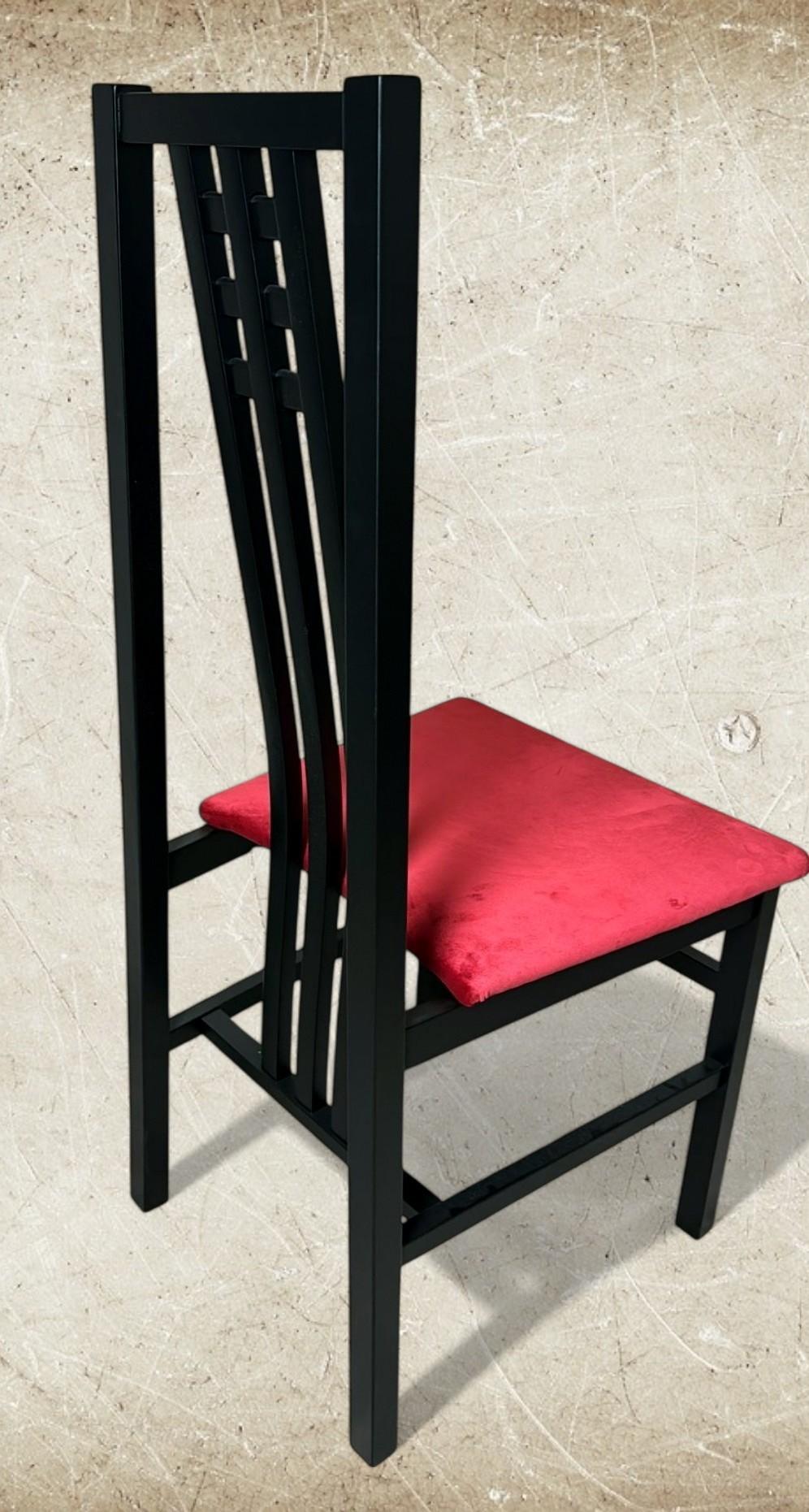 Pareja de Sillas Italianas de Madera Lacadas en Negro Estilo Mackintosh Tapicería de Terciopelo Rojo en venta 7