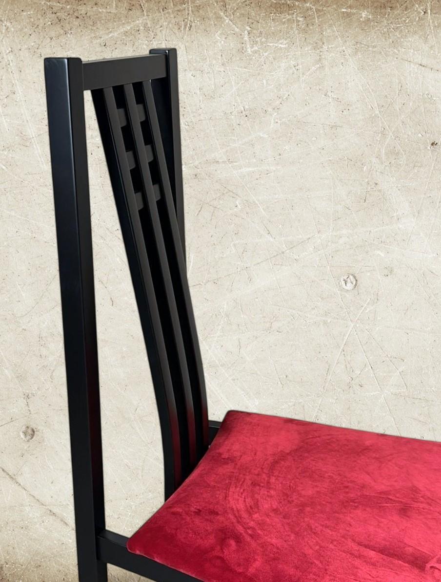 Pareja de Sillas Italianas de Madera Lacadas en Negro Estilo Mackintosh Tapicería de Terciopelo Rojo en venta 8